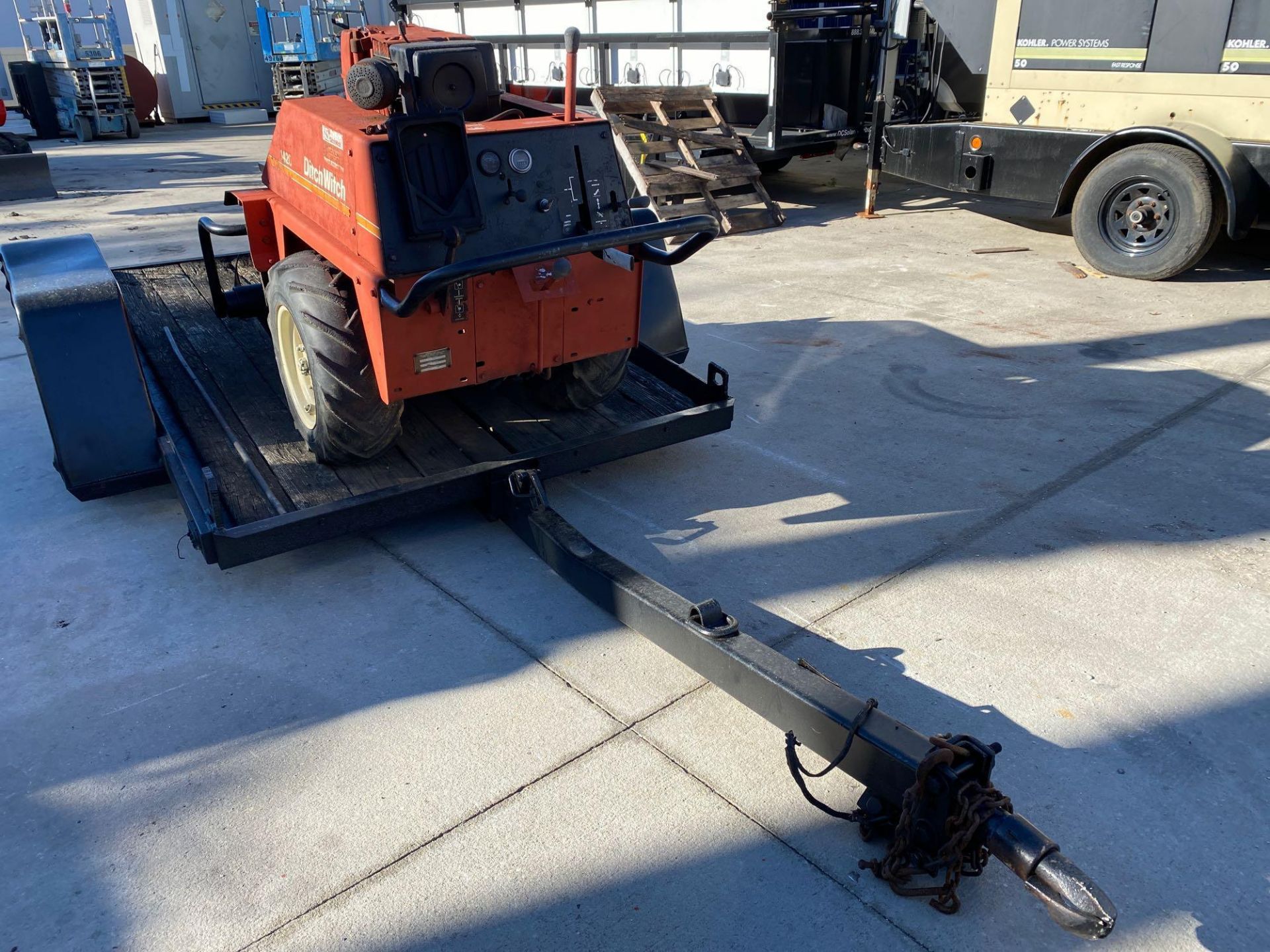 DITCH WITCH 1420 RUBBER TIRED TRENCHER WITH SUPPORT TRAILER, RUNS AND OPERATES*BILL OF SALE ON TRAIL - Image 3 of 6