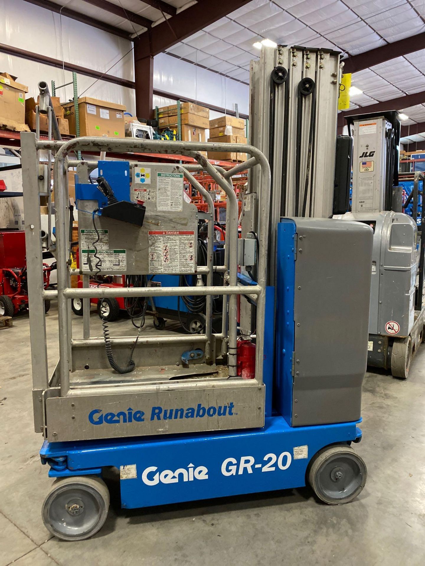 2012 GENIE GR-20 RUNABOUT ELECTRIC MAN LIFT, BUILT IN BATTERY CHARGER, 19'9" PLATFORM HEIGHT