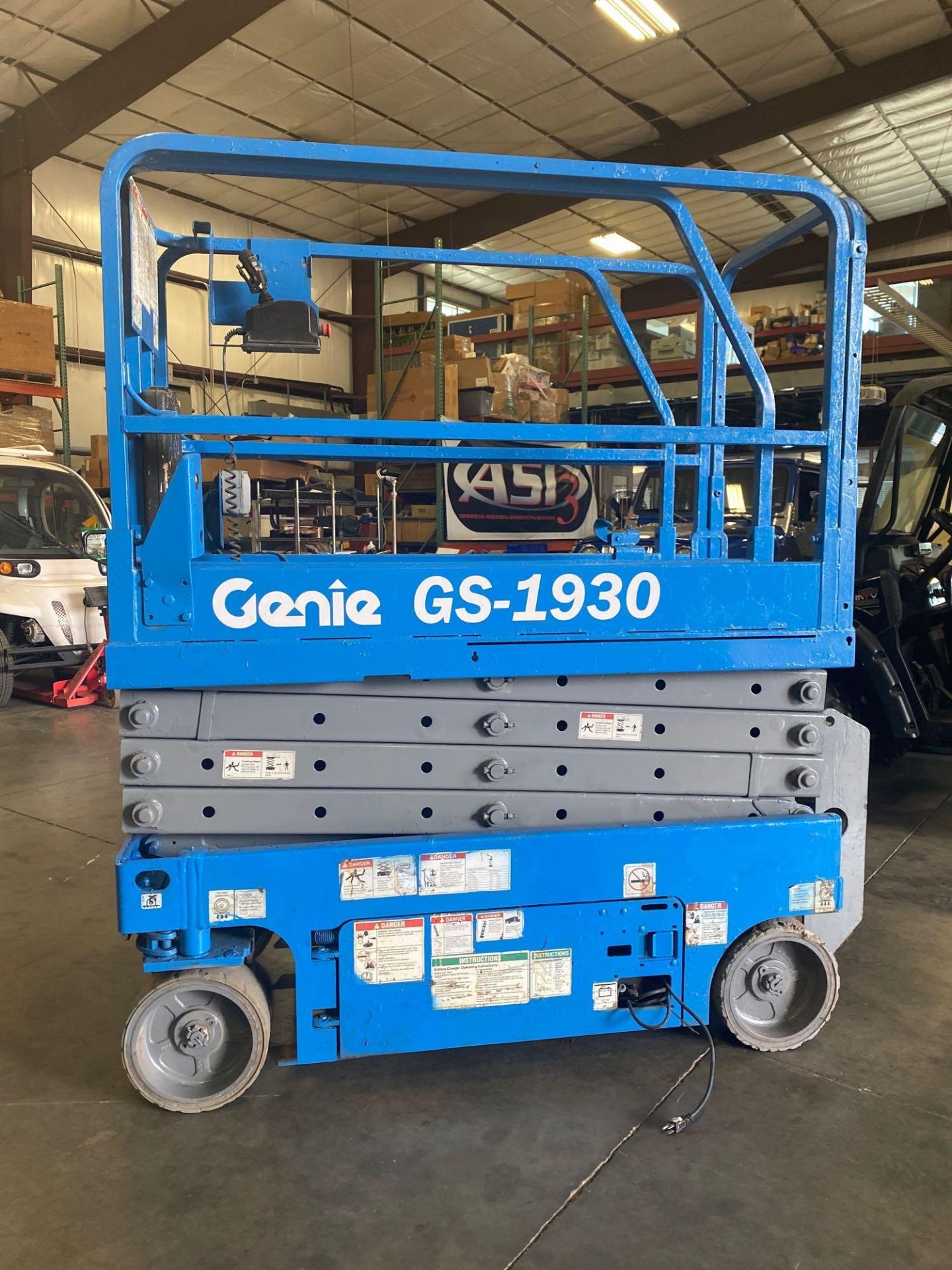 GENIE GS1930 SCISSOR LIFT, SELF PROPELLED, 19' PLATFORM HEIGHT, BUILT IN BATTERY CHARGER, SLIDE OUT - Image 2 of 5