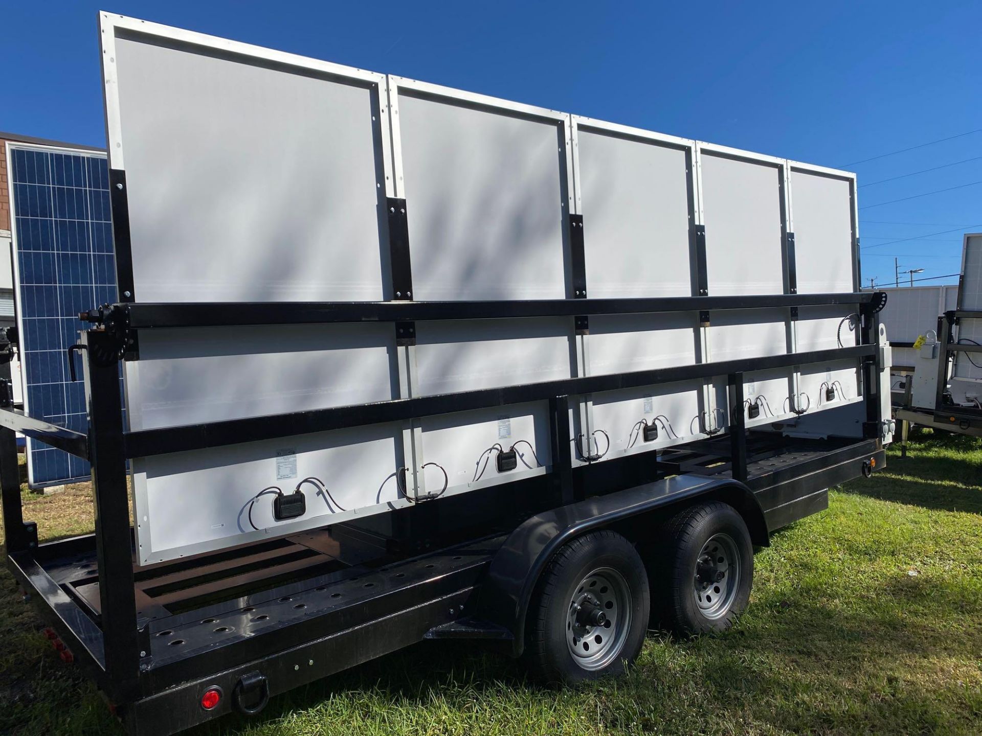 2016 (UNUSED), MOBILE SOLAR POWER GENERATOR TRAILER, DUAL 5,200 LB AXLES, TEN 250 WATT SOLAR PANELS - Image 4 of 11