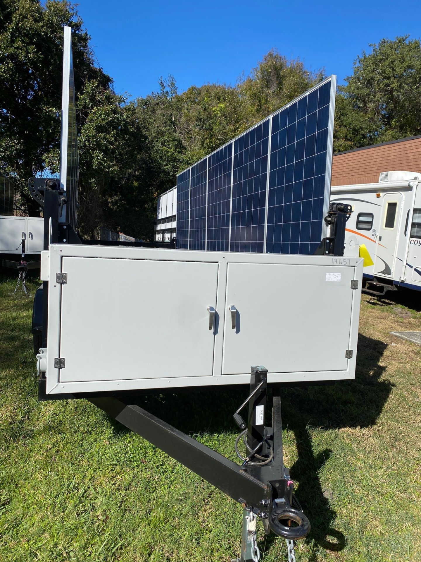 2016 (UNUSED), MOBILE SOLAR POWER GENERATOR TRAILER, DUAL 5,200 LB AXLES, TEN 250 WATT SOLAR PANELS - Image 2 of 11