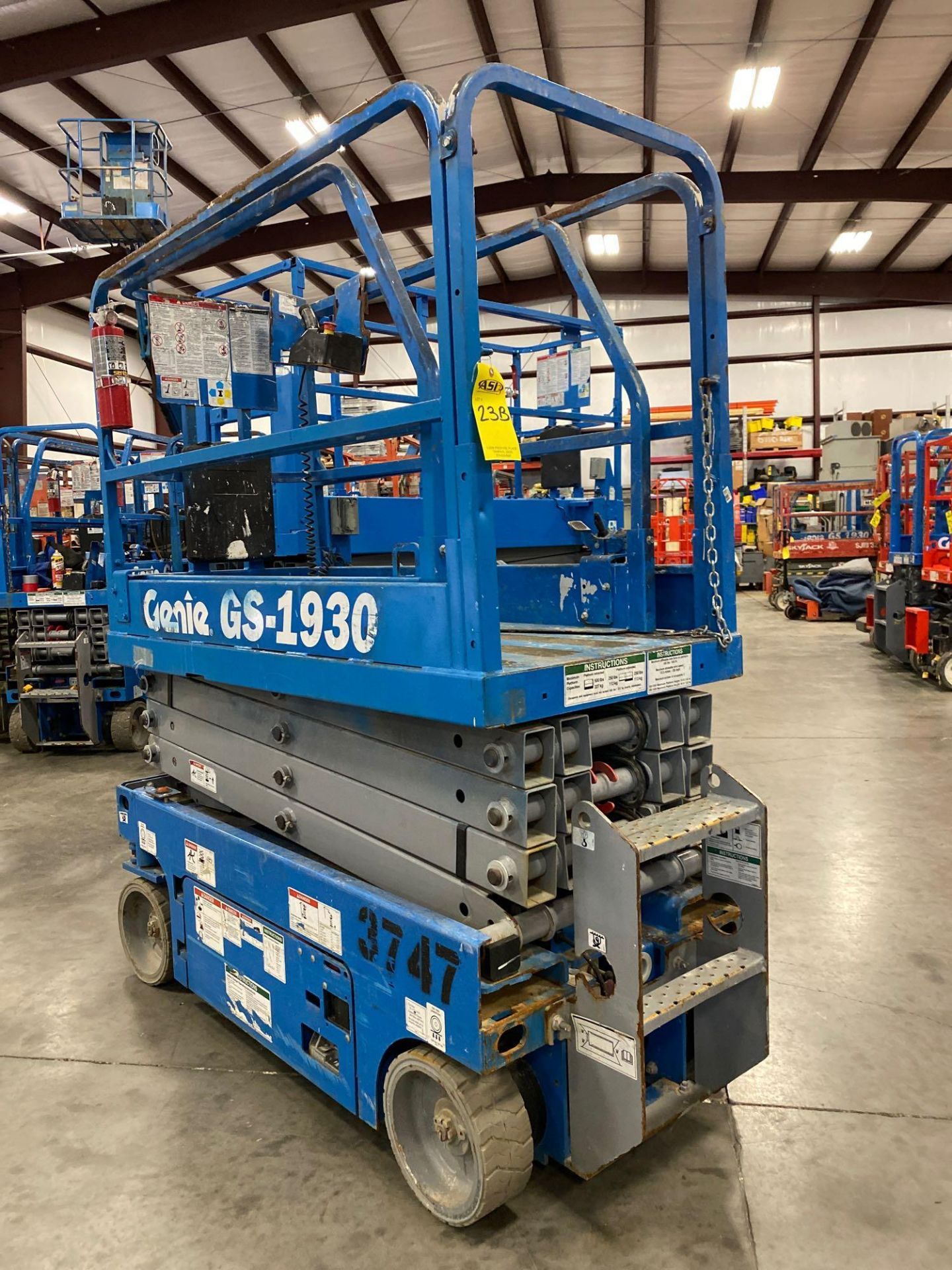 2017 GENIE GS1930 SCISSOR LIFT, SELF PROPELLED, 19' PLATFORM HEIGHT, BUILT IN BATTERY CHARGER, SLIDE - Image 2 of 6