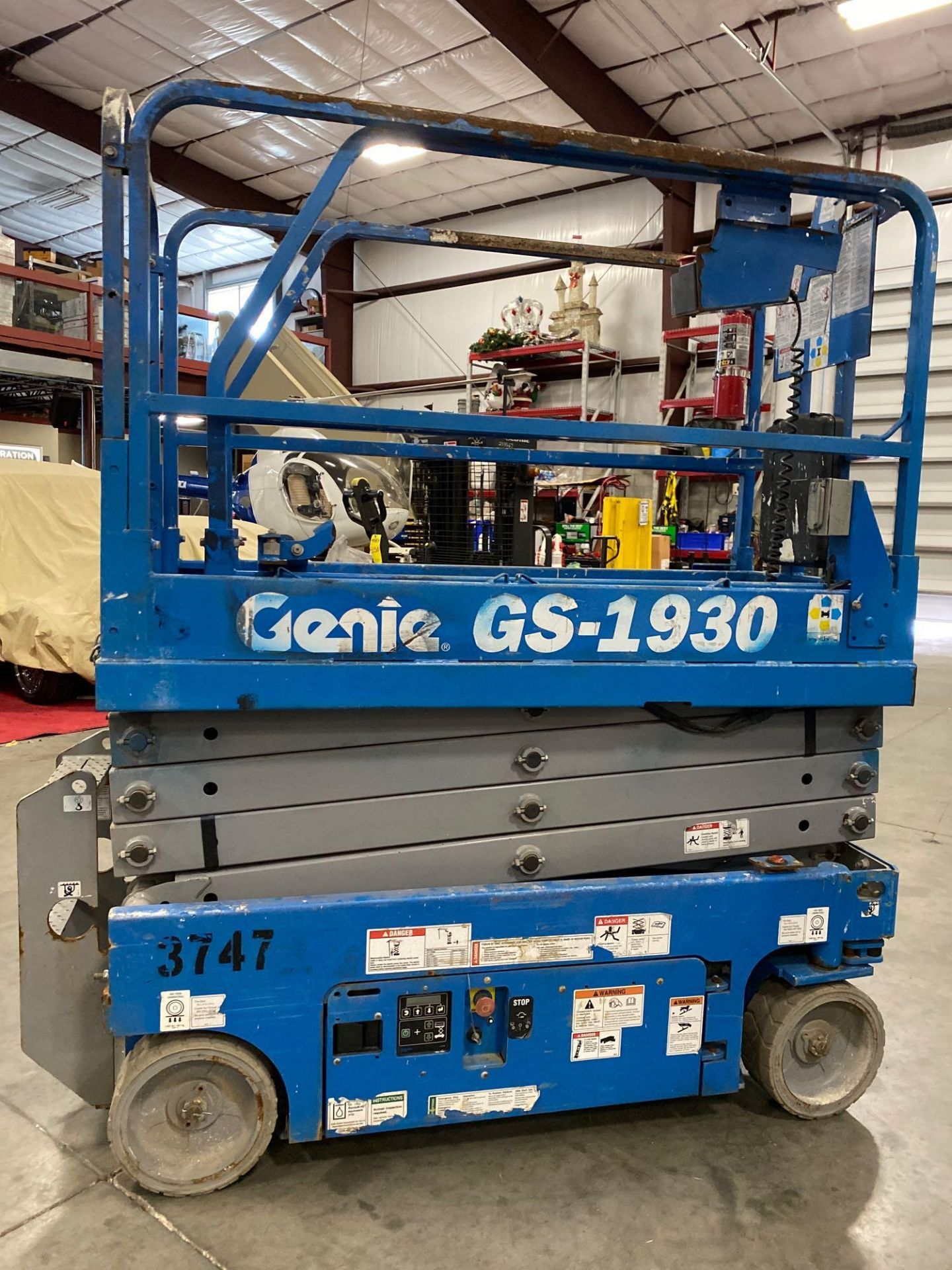 2017 GENIE GS1930 SCISSOR LIFT, SELF PROPELLED, 19' PLATFORM HEIGHT, BUILT IN BATTERY CHARGER, SLIDE - Image 3 of 6