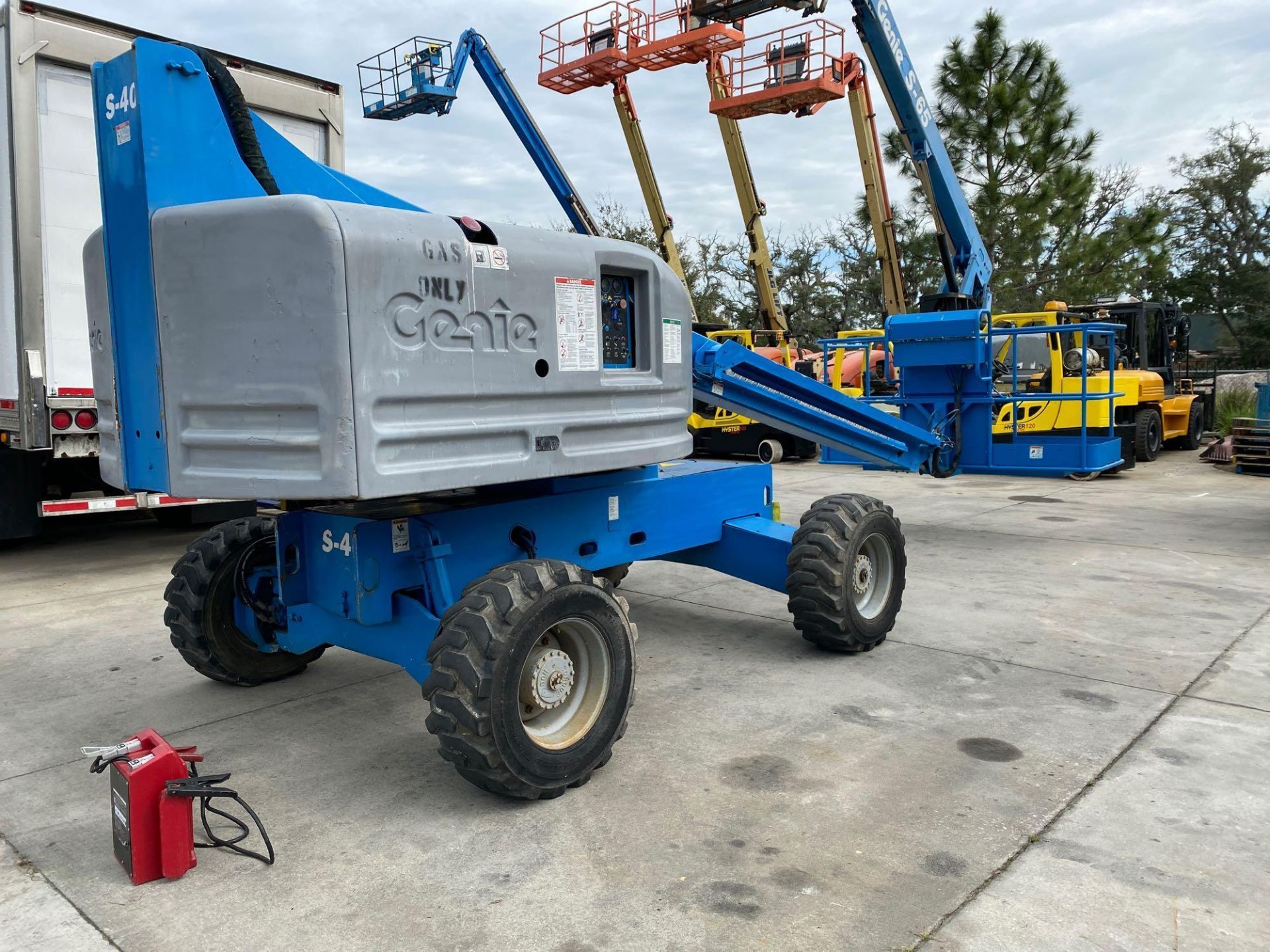GENIE S-40 MAN LIFT, 4x4, 40’ PLATFORM HEIGHT, GAS POWERED, RUNS AND OPERATES - Image 2 of 9