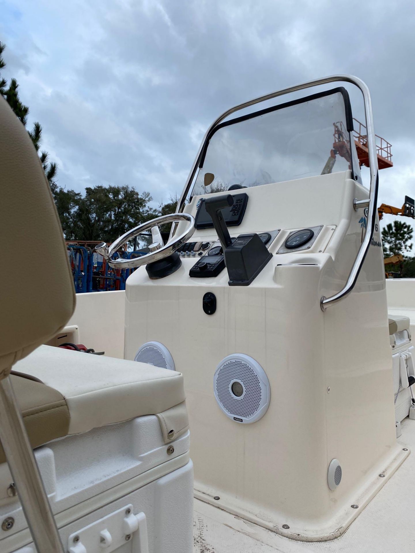 KEY WEST CENTER CONSOLE, TRAILER, RADIO, 4 STROKE 115HP, RUNS AND OPERATES - Image 13 of 21