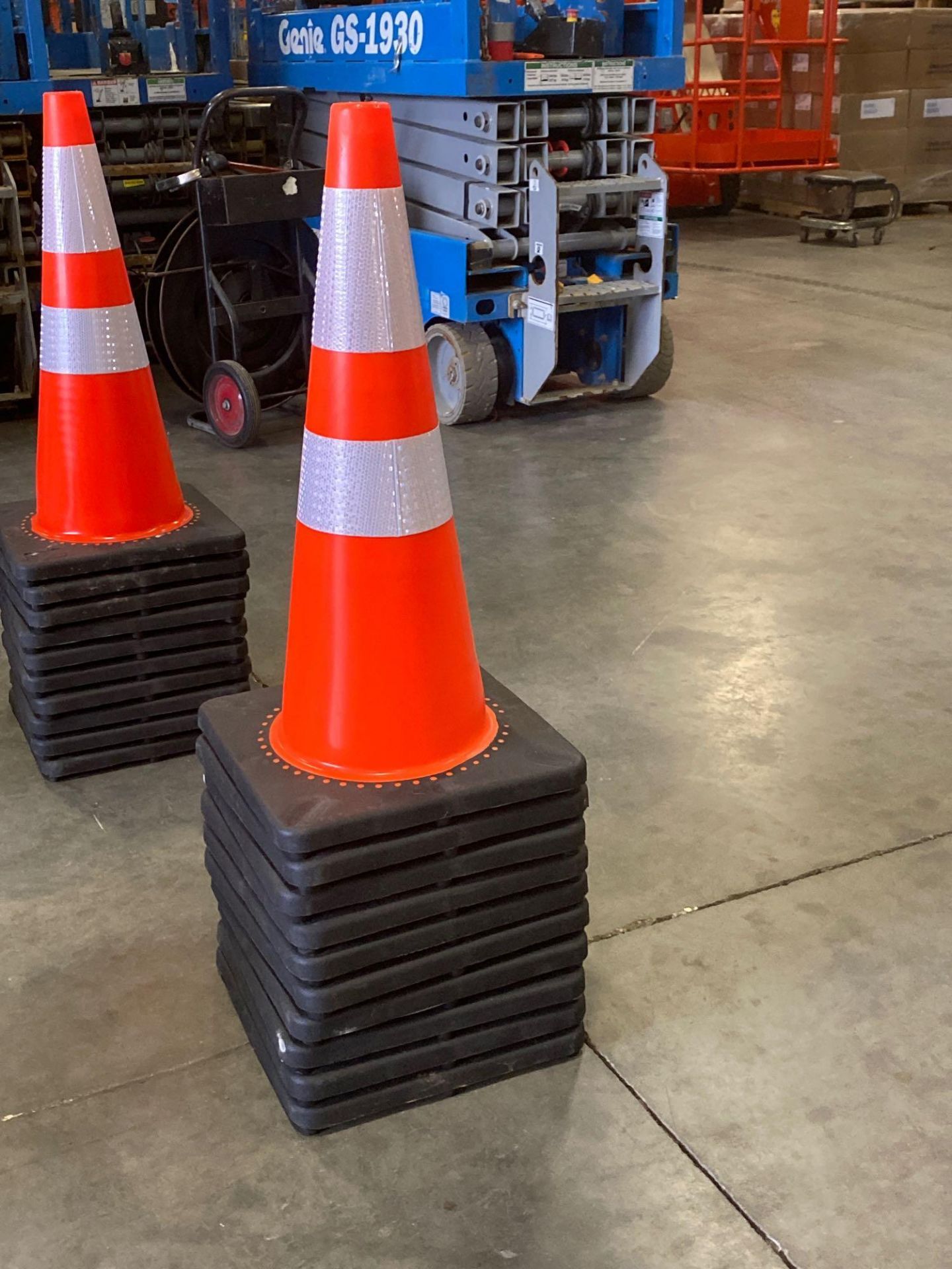 10 NEW SAFETY CONES