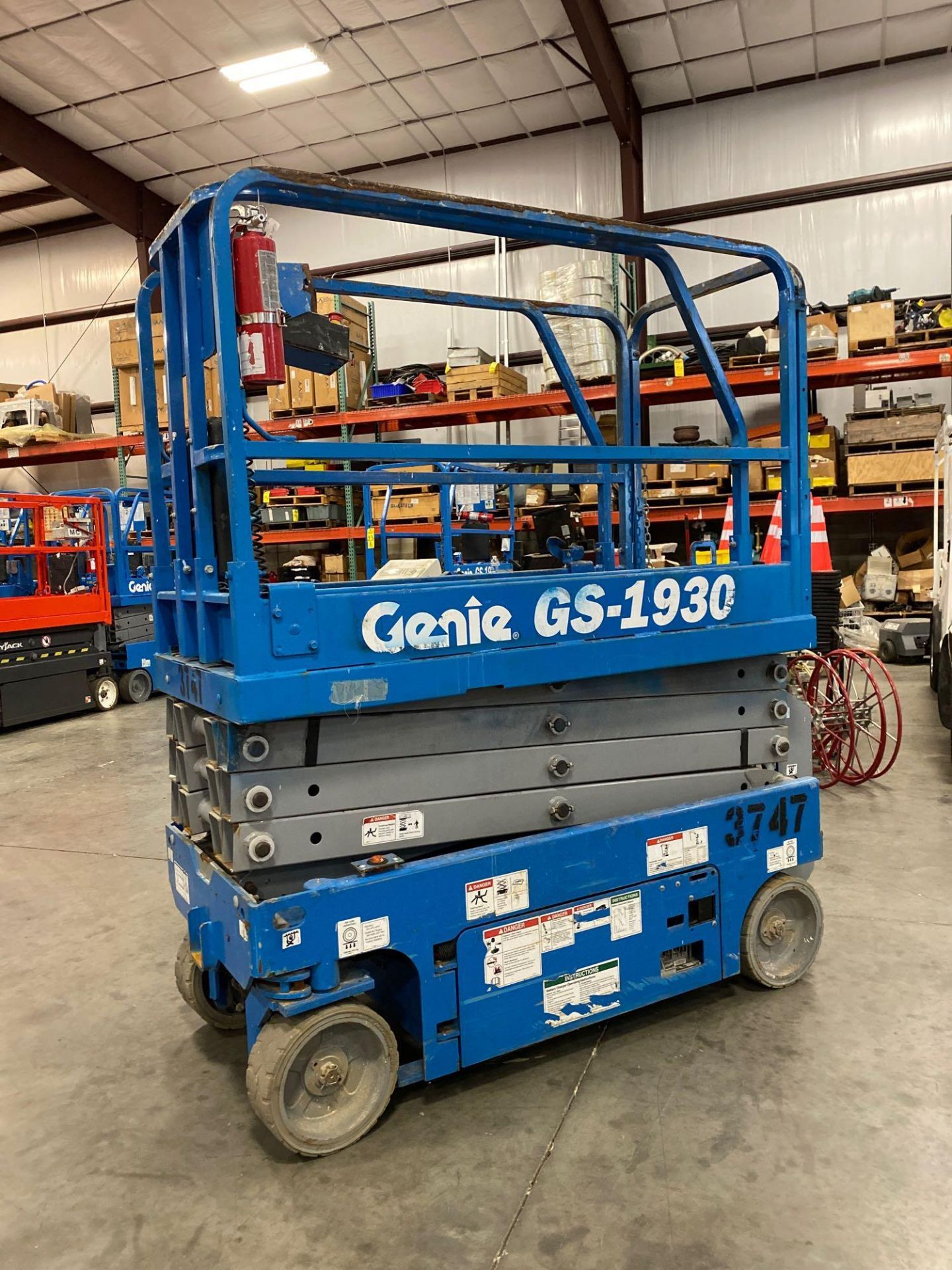 2017 GENIE GS1930 SCISSOR LIFT, SELF PROPELLED, 19' PLATFORM HEIGHT, BUILT IN BATTERY CHARGER, SLIDE