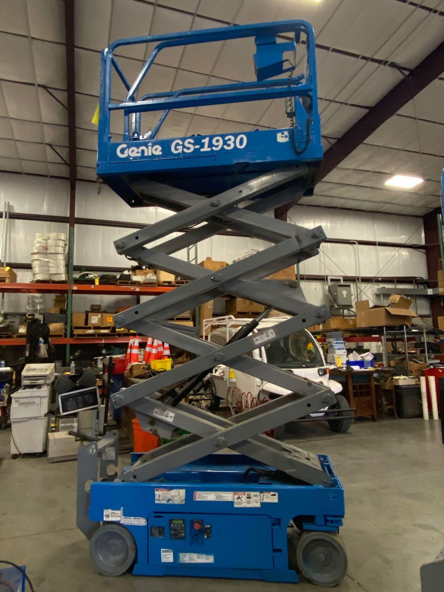 2013 GENIE GS1930 SCISSOR LIFT, SELF PROPELLED, 19' PLATFORM HEIGHT, BUILT IN BATTERY CHARGER, SLIDE - Image 6 of 6