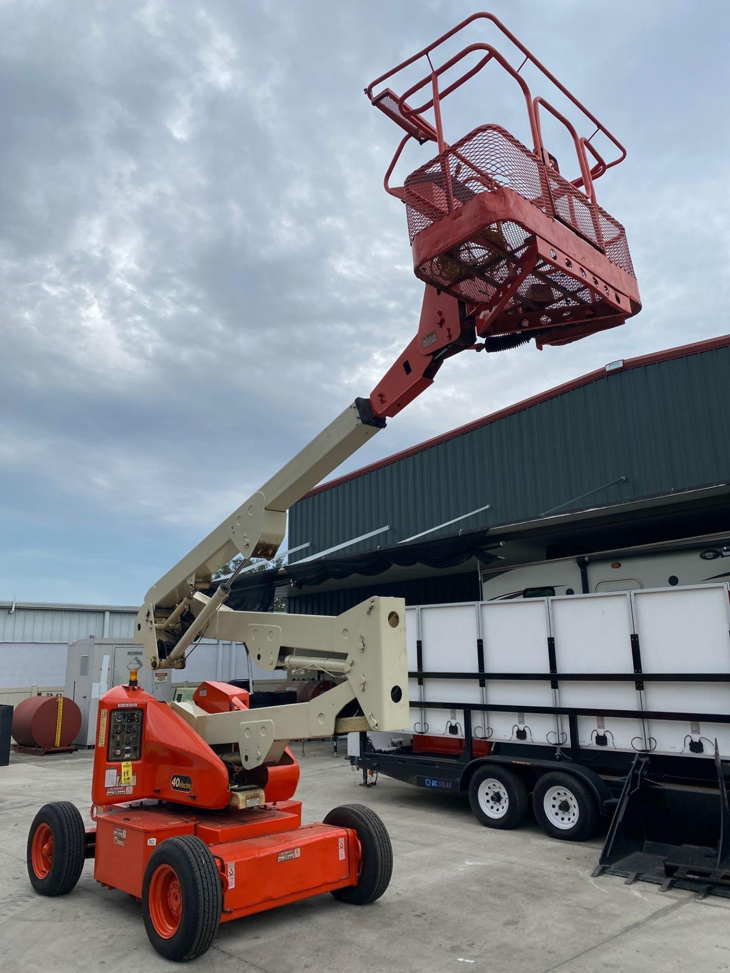 JLG 40 ELECTRIC MAN LIFT, FOAM FILLED TIRES, 40' PLATFORM HEIGHT, BUILT IN BATTERY CHARGER - Image 8 of 10