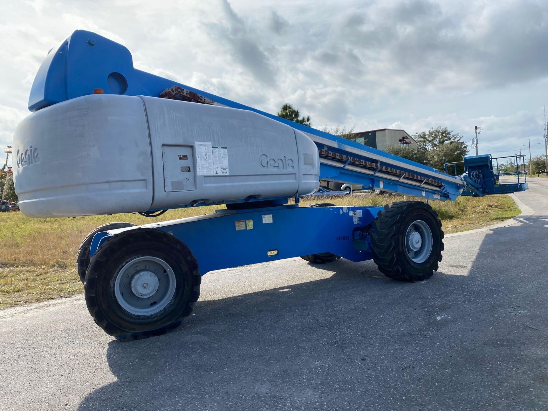 GENIE S125 BOOM LIFT 4x4, POWERED BY PERKINS DIESEL ENGINE, 125FL PLATFORM HEIGHT, RUNS AND OPERATES - Image 2 of 7