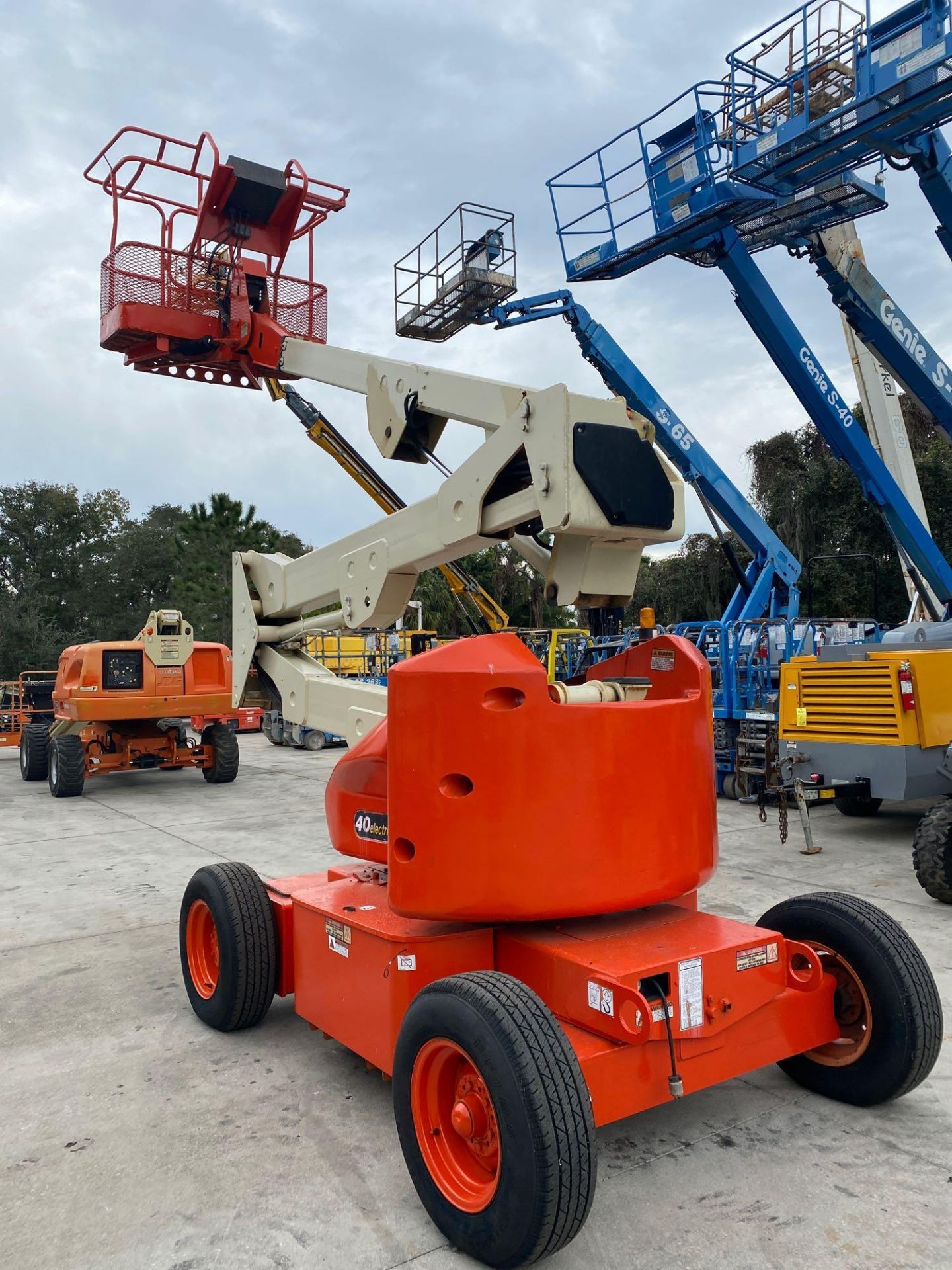 JLG 40 ELECTRIC MAN LIFT, FOAM FILLED TIRES, 40' PLATFORM HEIGHT, BUILT IN BATTERY CHARGER - Image 10 of 10