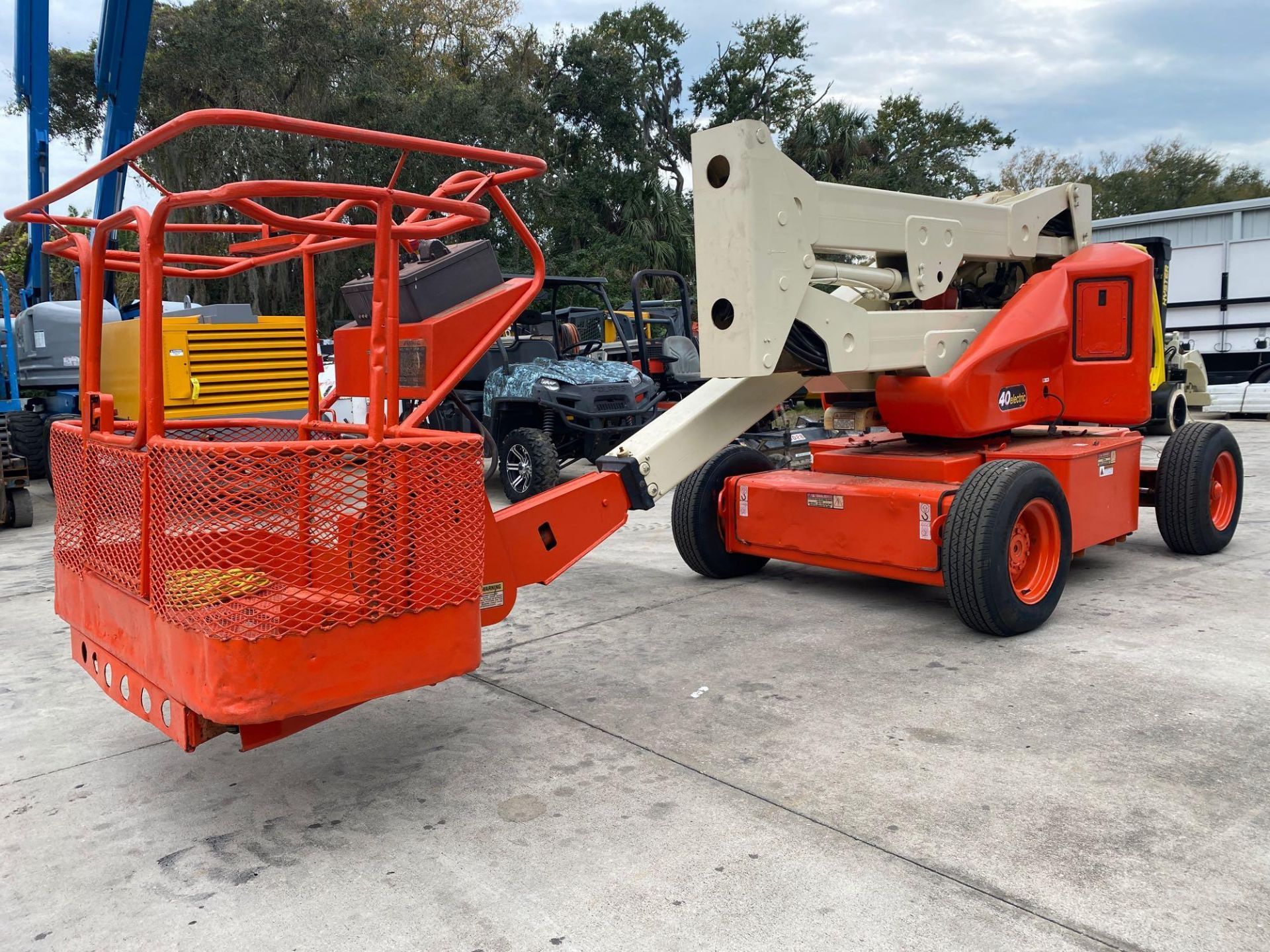 JLG 40 ELECTRIC MAN LIFT, FOAM FILLED TIRES, 40' PLATFORM HEIGHT, BUILT IN BATTERY CHARGER - Image 2 of 10