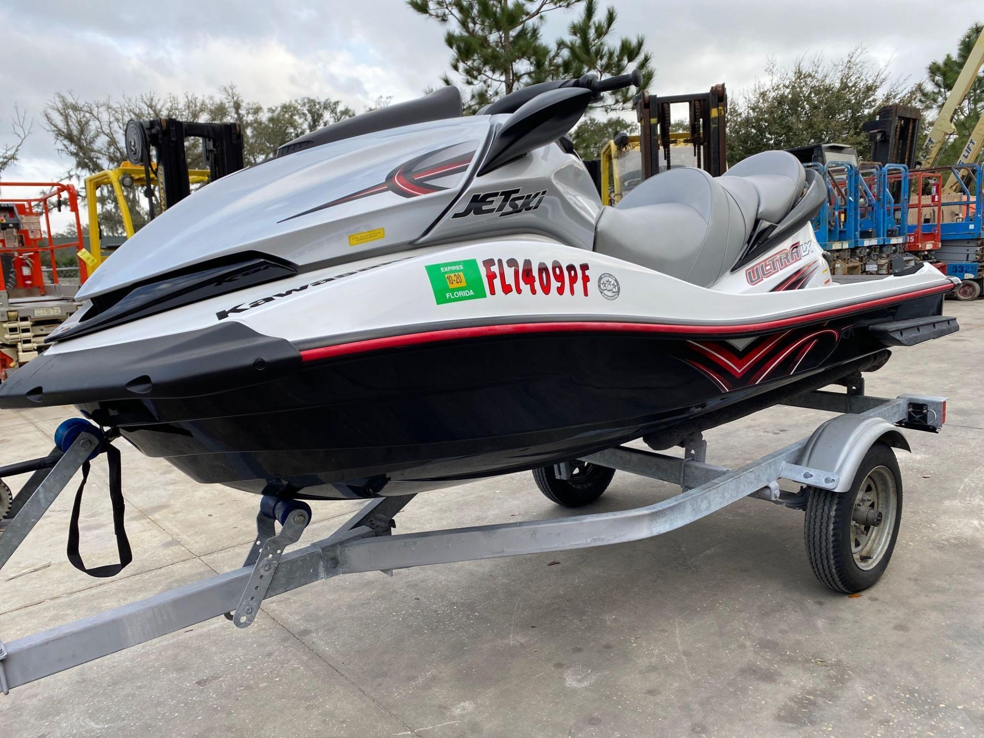 2011 KAWASAKI WAVERUNNER WITH TRAILER, RUNS AND OPERATES, 60 HRS SHOWING - Image 2 of 10