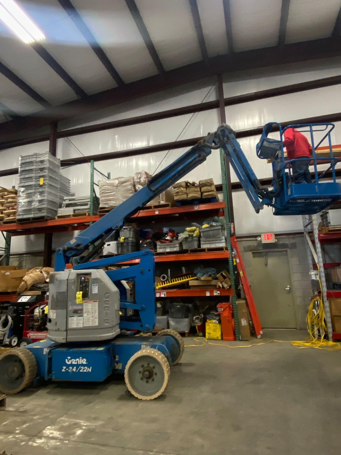 GENIE Z34-22 ARTICULATING ELECTRIC MAN LIFT, BUILT IN BATTERY CHARGER, NON MARKING TIRES