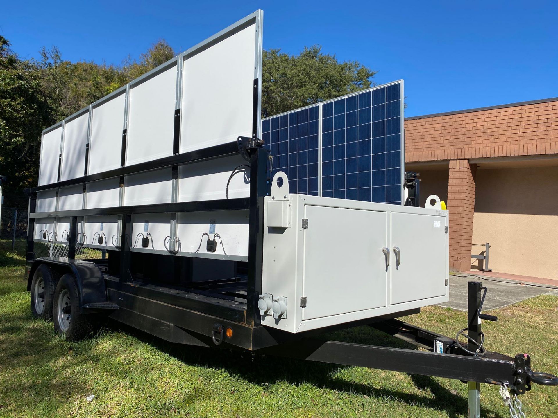 2016 (UNUSED), MOBILE SOLAR POWER GENERATOR TRAILER, DUAL 5,200 LB AXLES, TEN 250 WATT SOLAR PANELS - Image 3 of 11