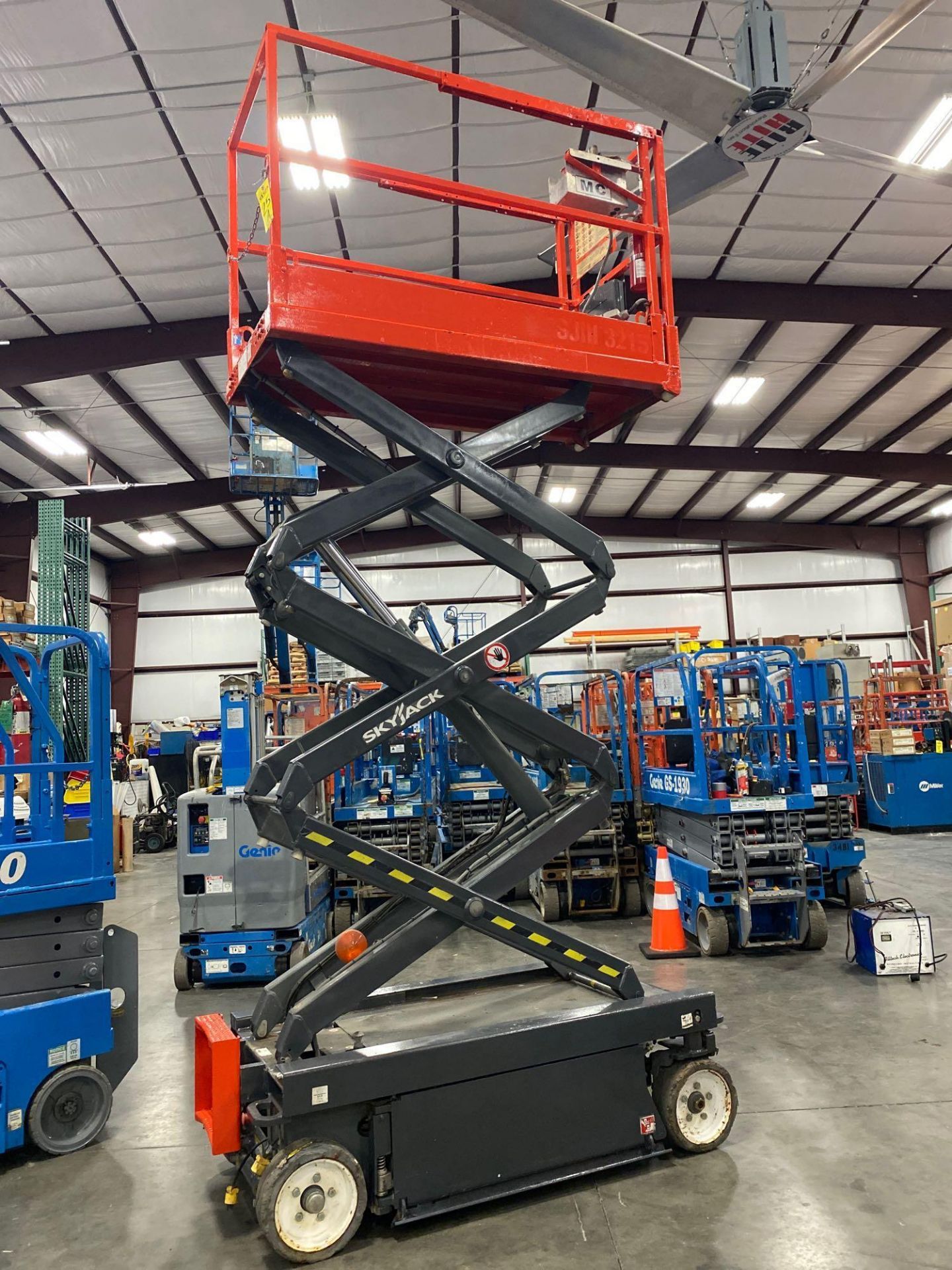 2015 SKYJACK SJIII - 3215 ELECTRIC SELF PROPELLED SCISSOR LIFT, BUILT IN BATTERY CHARGER, 600 LB CAP - Image 5 of 5