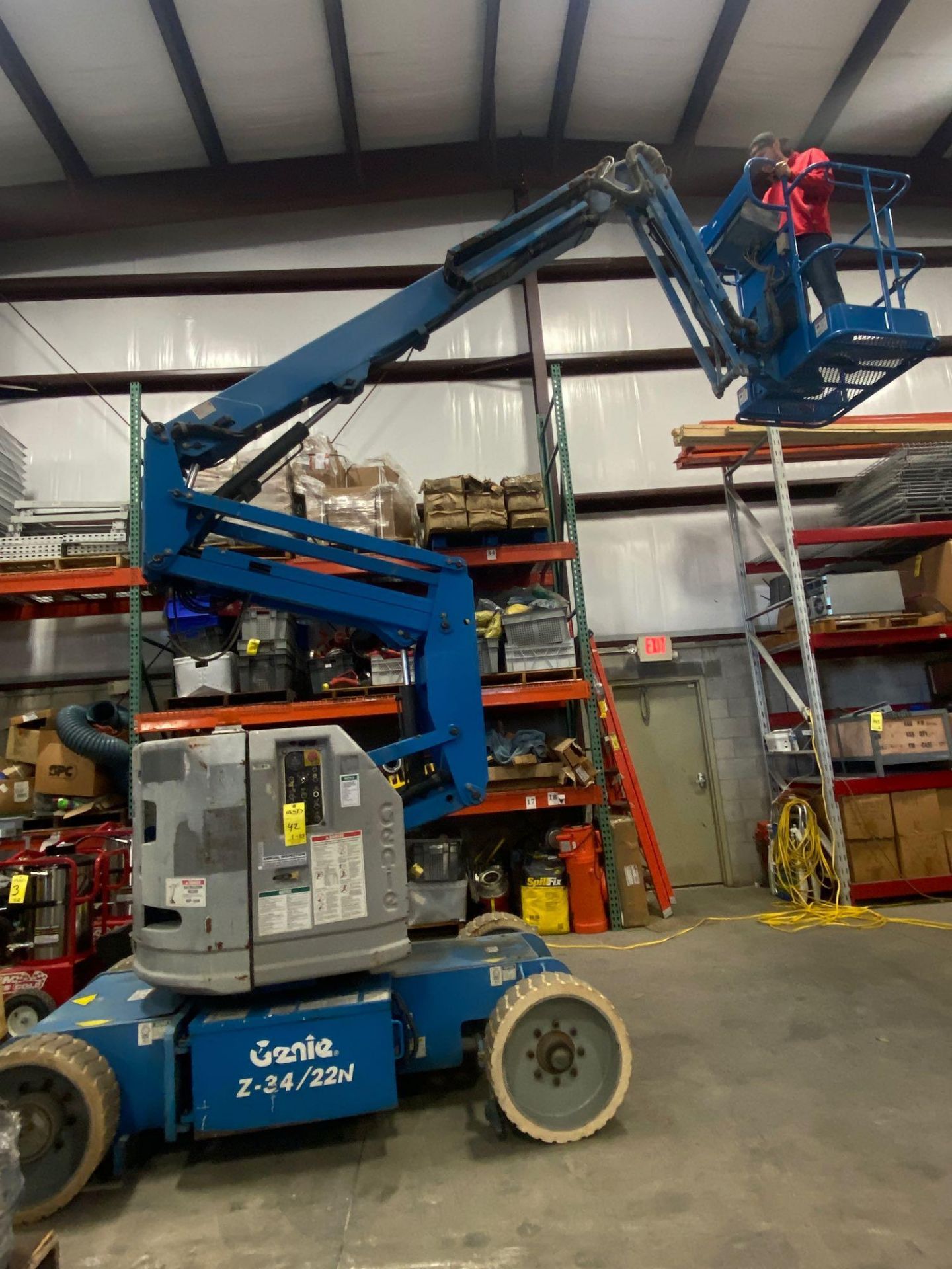 GENIE Z34-22 ARTICULATING ELECTRIC MAN LIFT, BUILT IN BATTERY CHARGER, NON MARKING TIRES - Image 2 of 5