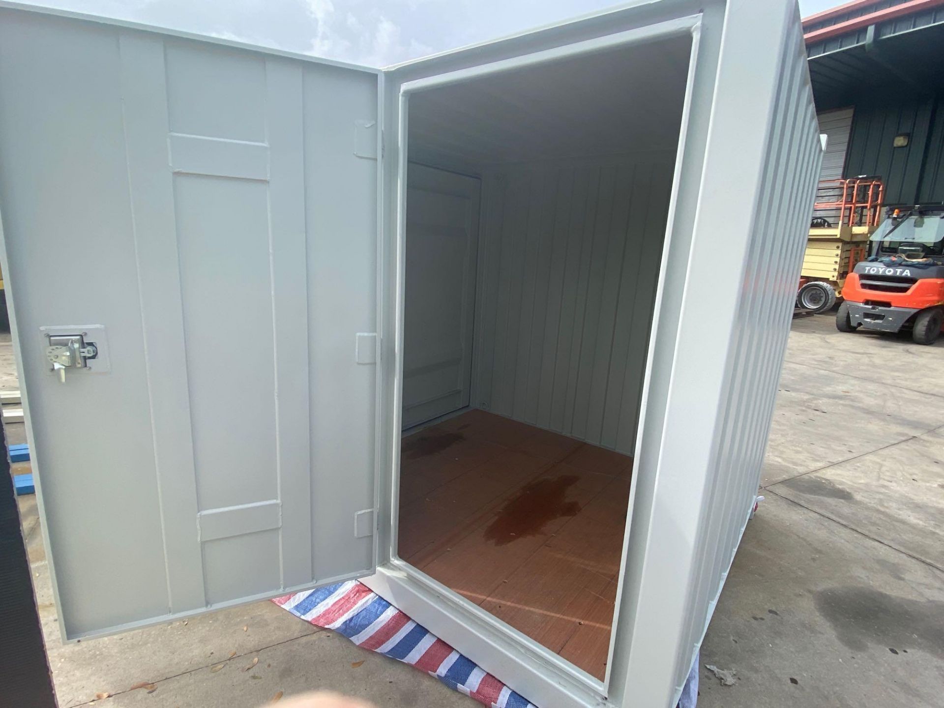 NEW 7' MOBILE OFFICE/ STORAGE CONTAINER, BARN DOORS, SIDE DOOR, WINDOW, FORK POCKETS - Image 4 of 6