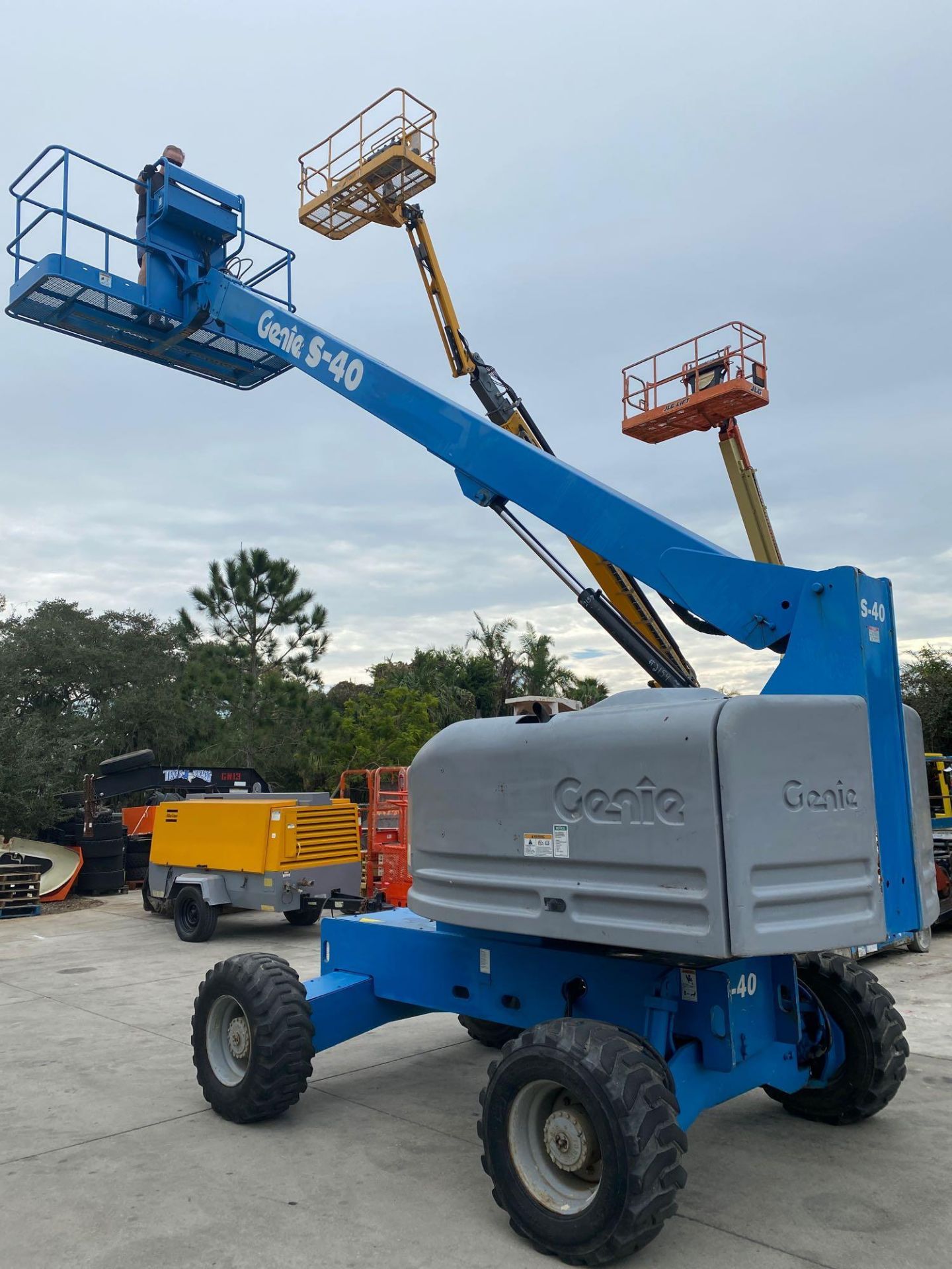GENIE S-40 MAN LIFT, 4x4, 40’ PLATFORM HEIGHT, GAS POWERED, RUNS AND OPERATES - Image 9 of 9
