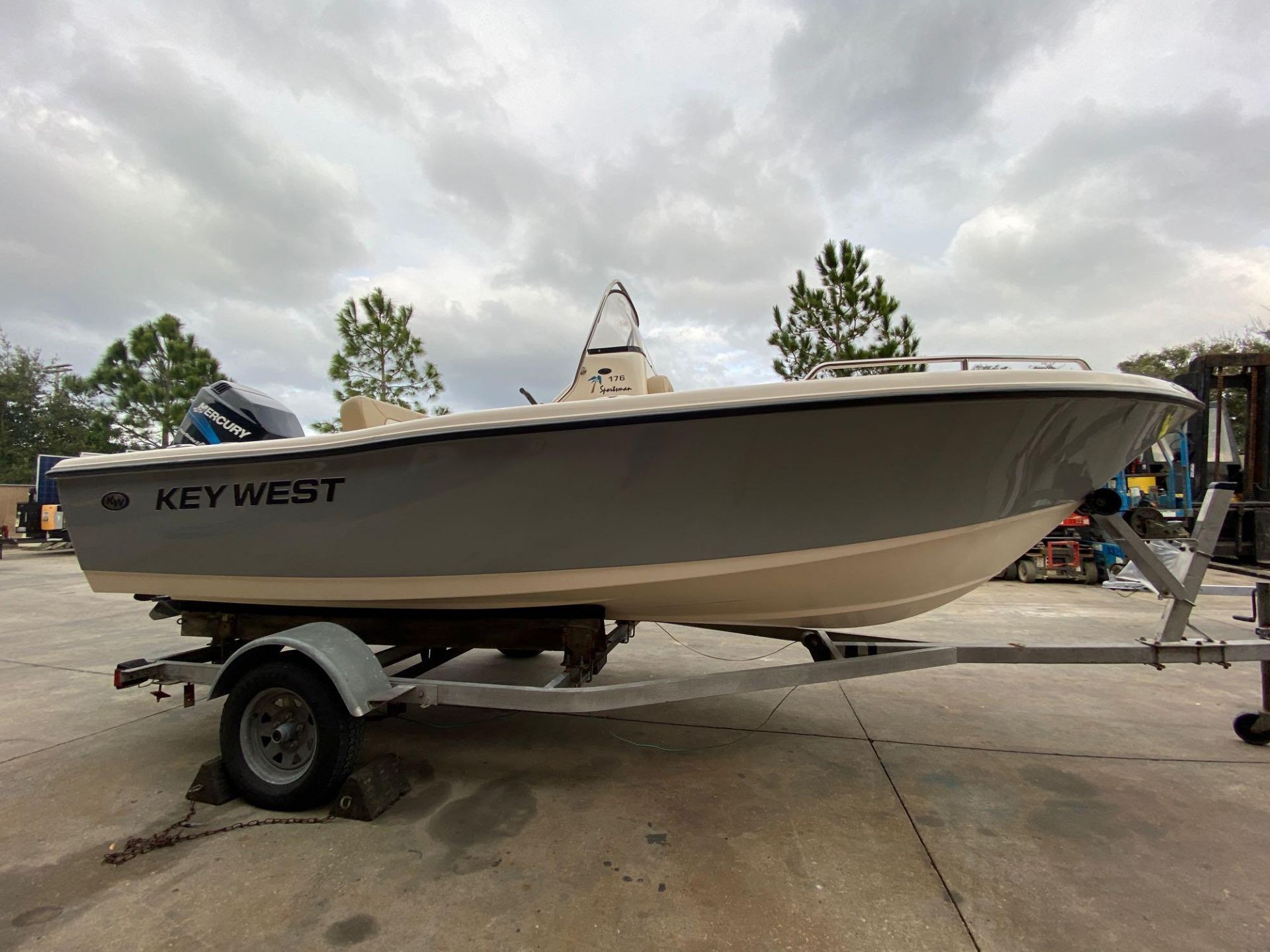 KEY WEST CENTER CONSOLE, TRAILER, RADIO, 4 STROKE 115HP, RUNS AND OPERATES - Image 6 of 21