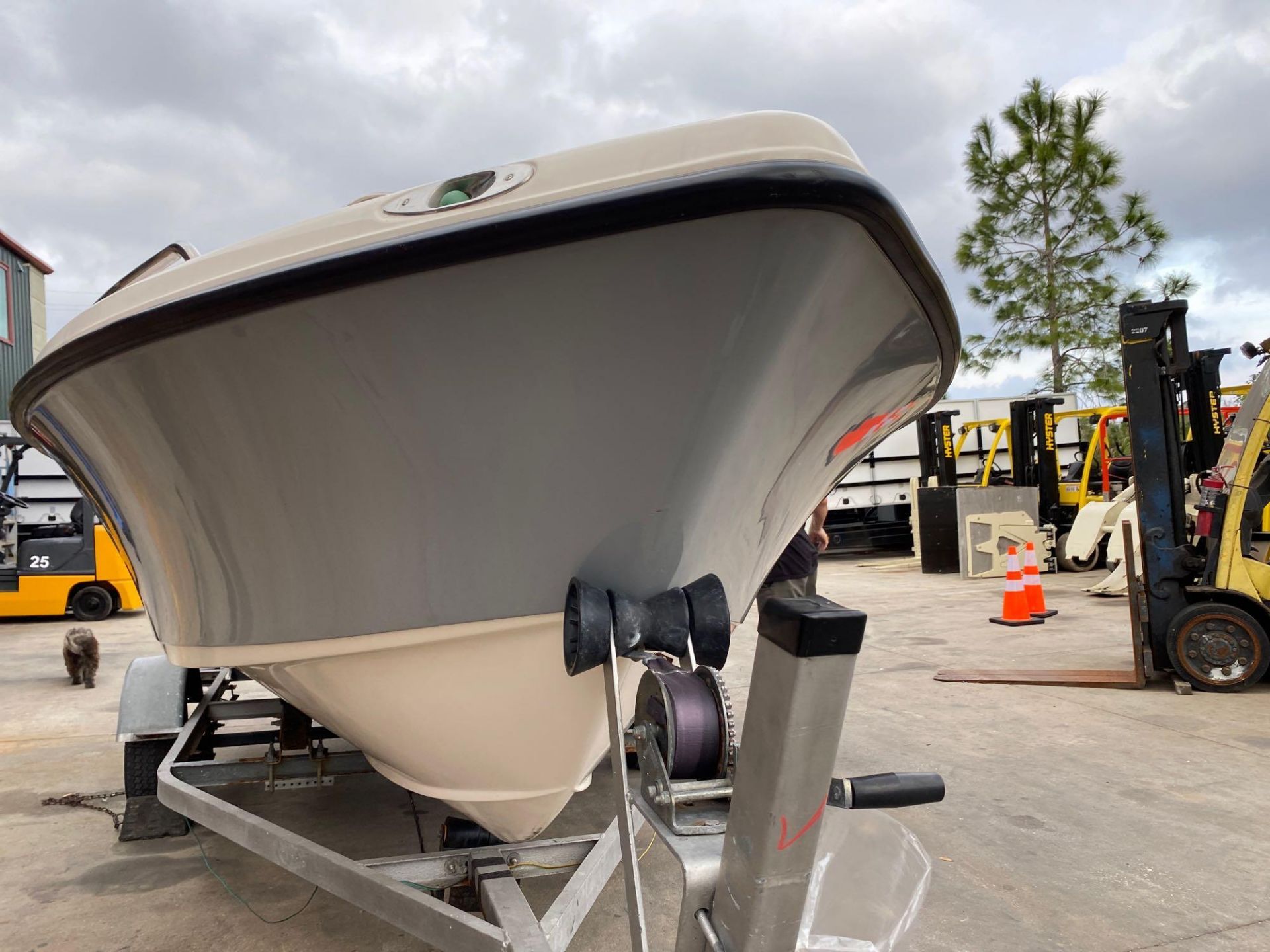 KEY WEST CENTER CONSOLE, TRAILER, RADIO, 4 STROKE 115HP, RUNS AND OPERATES - Image 8 of 21