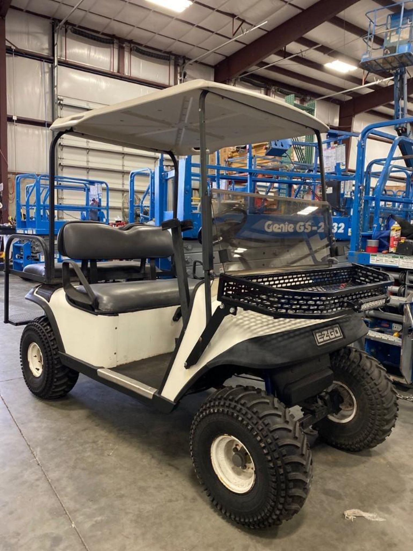 EZ-GO ELECTRIC GOLF CART, LIFT KIT, BATTERY CHARGER INCLUDED,  RUNS & DRIVES