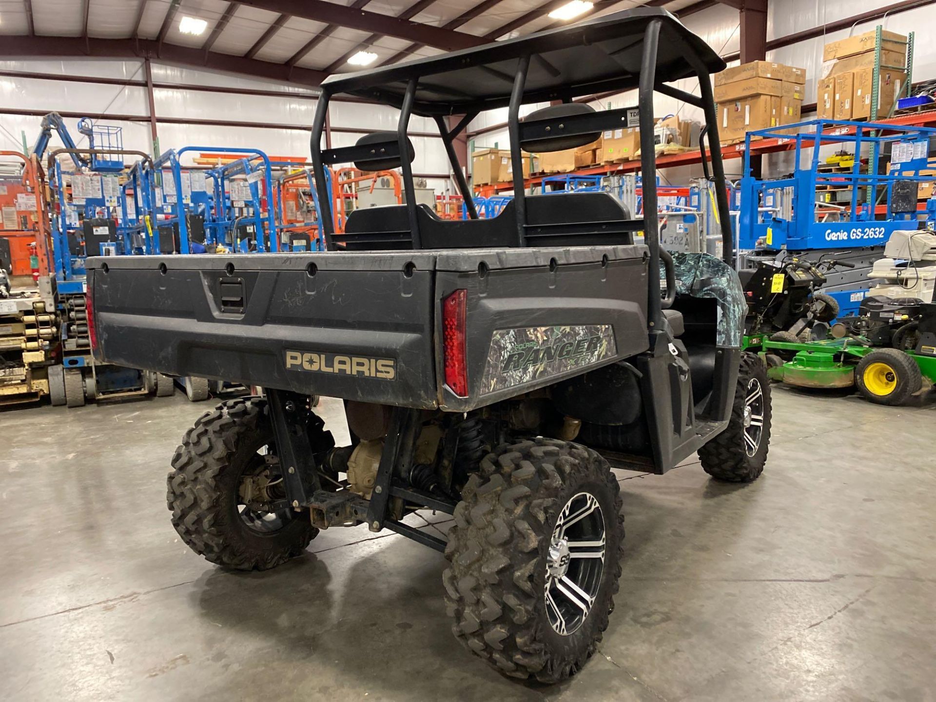 POLARIS RANGER 700 EFI UTV, DUMP BED, 1,075 HOURS SHOWING, MOSSY OAK CAMO, GAS POWERED, RUNS AND DRI - Image 4 of 6