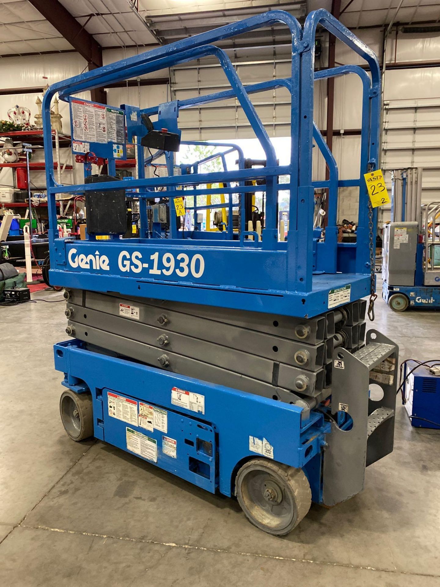 2013 GENIE GS1930 SCISSOR LIFT, SELF PROPELLED, 19' PLATFORM HEIGHT, BUILT IN BATTERY CHARGER, SLIDE - Image 3 of 6