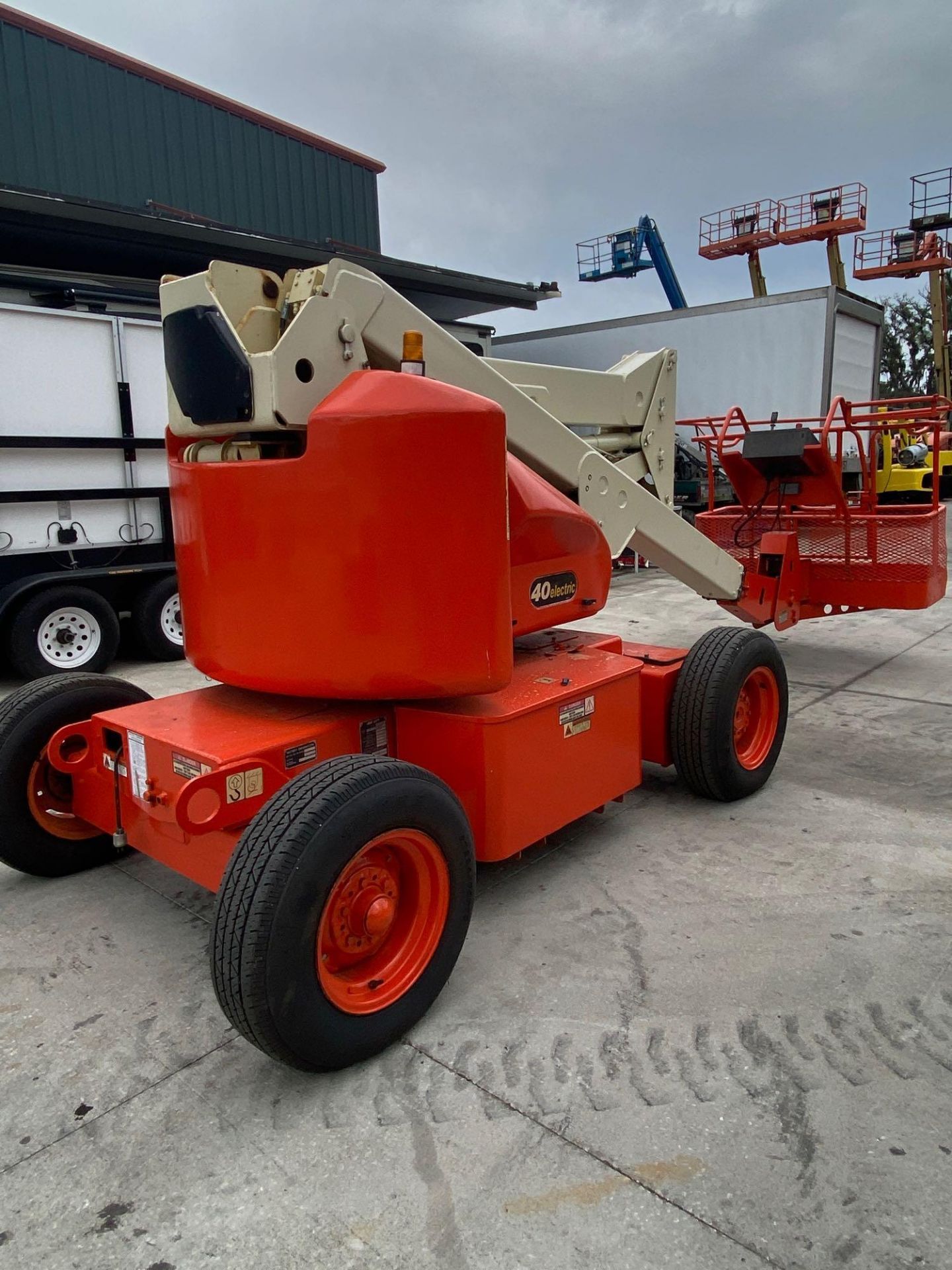 JLG 40 ELECTRIC MAN LIFT, FOAM FILLED TIRES, 40' PLATFORM HEIGHT, BUILT IN BATTERY CHARGER - Image 5 of 10