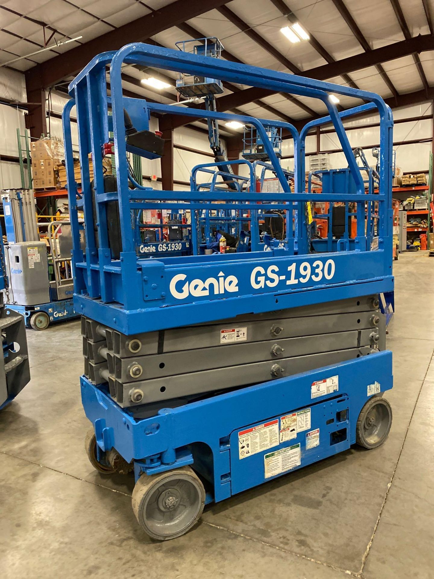 2013 GENIE GS1930 SCISSOR LIFT, SELF PROPELLED, 19' PLATFORM HEIGHT, BUILT IN BATTERY CHARGER, SLIDE - Image 4 of 6