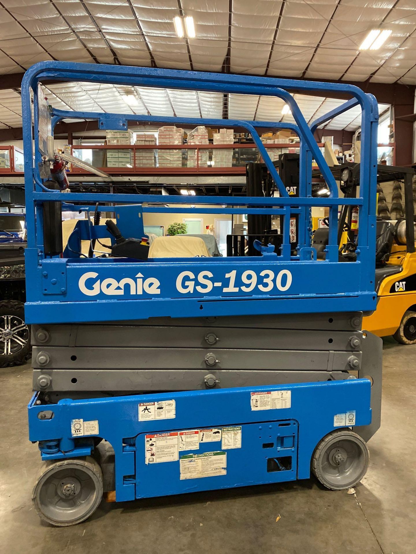 2013 GENIE GS-1930 ELECTRIC SCISSOR LIFT, 19' PLATFORM HEIGHT, SELF PROPELLED, BUILT IN BATTERY CHAR - Image 4 of 7