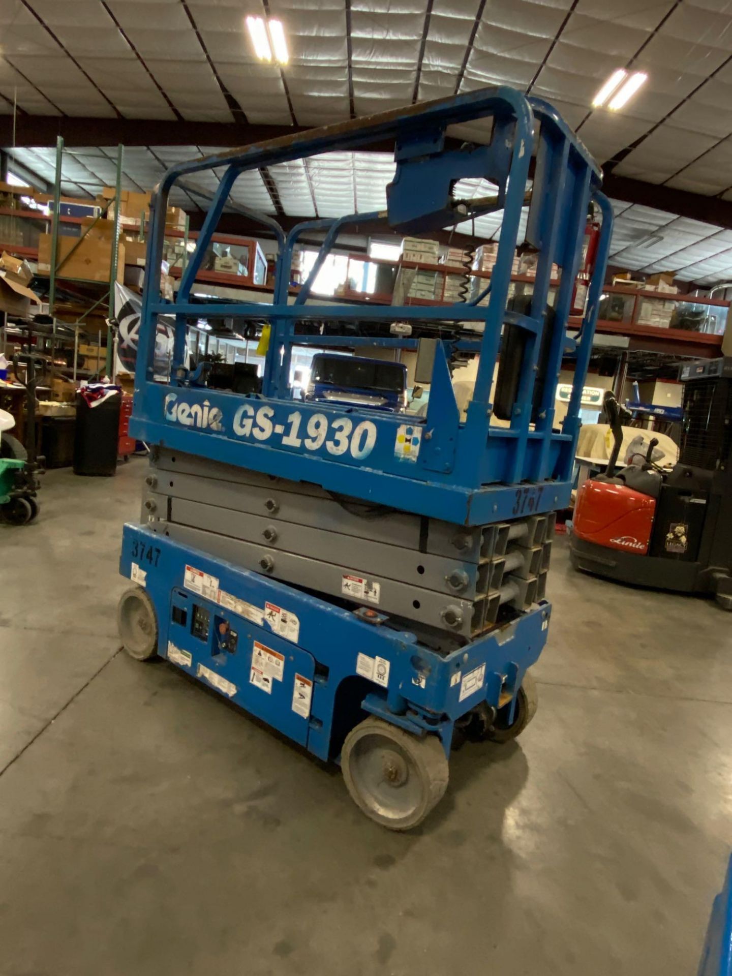 2017 GENIE GS1930 SCISSOR LIFT, SELF PROPELLED, 19' PLATFORM HEIGHT, BUILT IN BATTERY CHARGER, SLIDE - Image 4 of 6