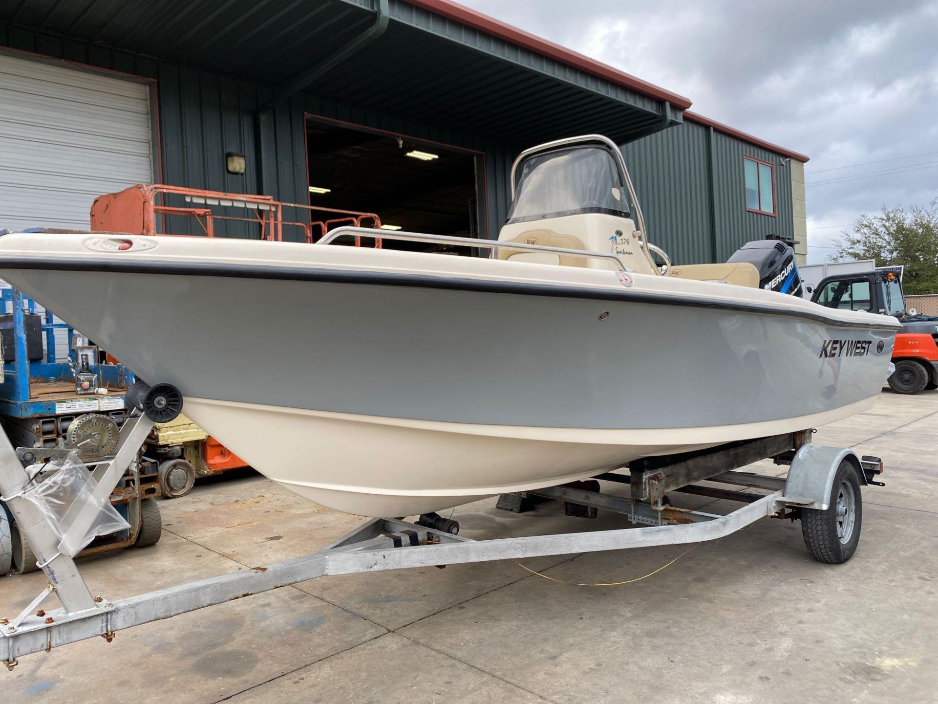 KEY WEST CENTER CONSOLE, TRAILER, RADIO, 4 STROKE 115HP, RUNS AND OPERATES - Image 2 of 21