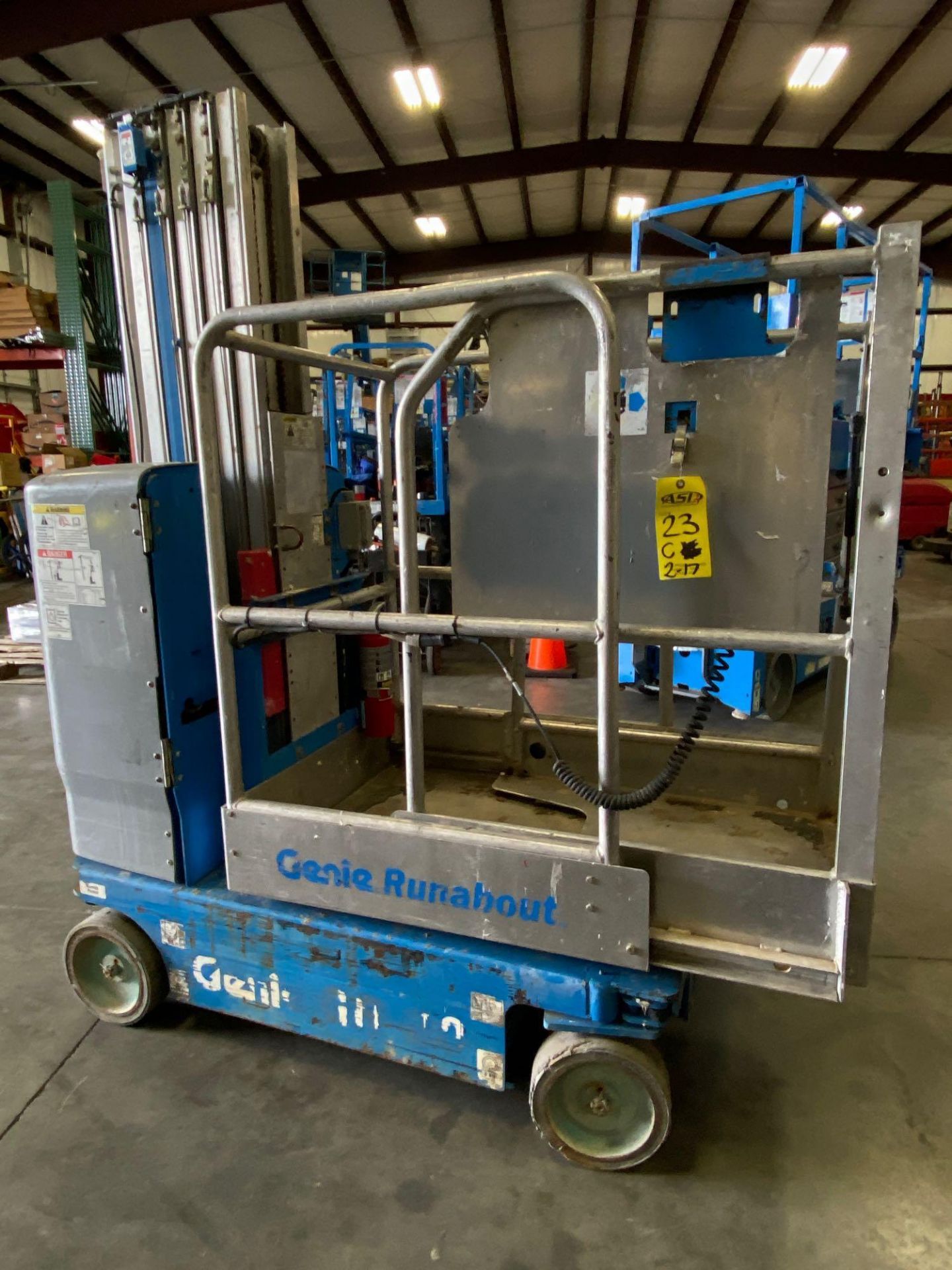 2014 GENIE GR-20 RUNABOUT ELECTRIC MAN LIFT, 19'9" PLATFORM HEIGHT, BUILT IN BATTERY CHARGER, 196 HO - Image 4 of 6