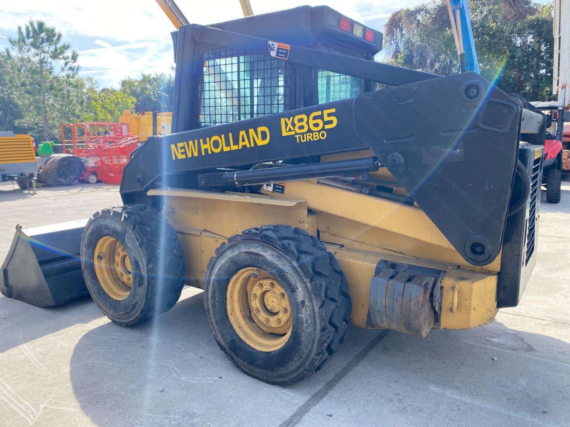 NEW HOLLAND LX865 TURBO DIESEL SKID STEER, BUCKET ATTACHMENT, RUNS AND OPERATES - Image 4 of 5