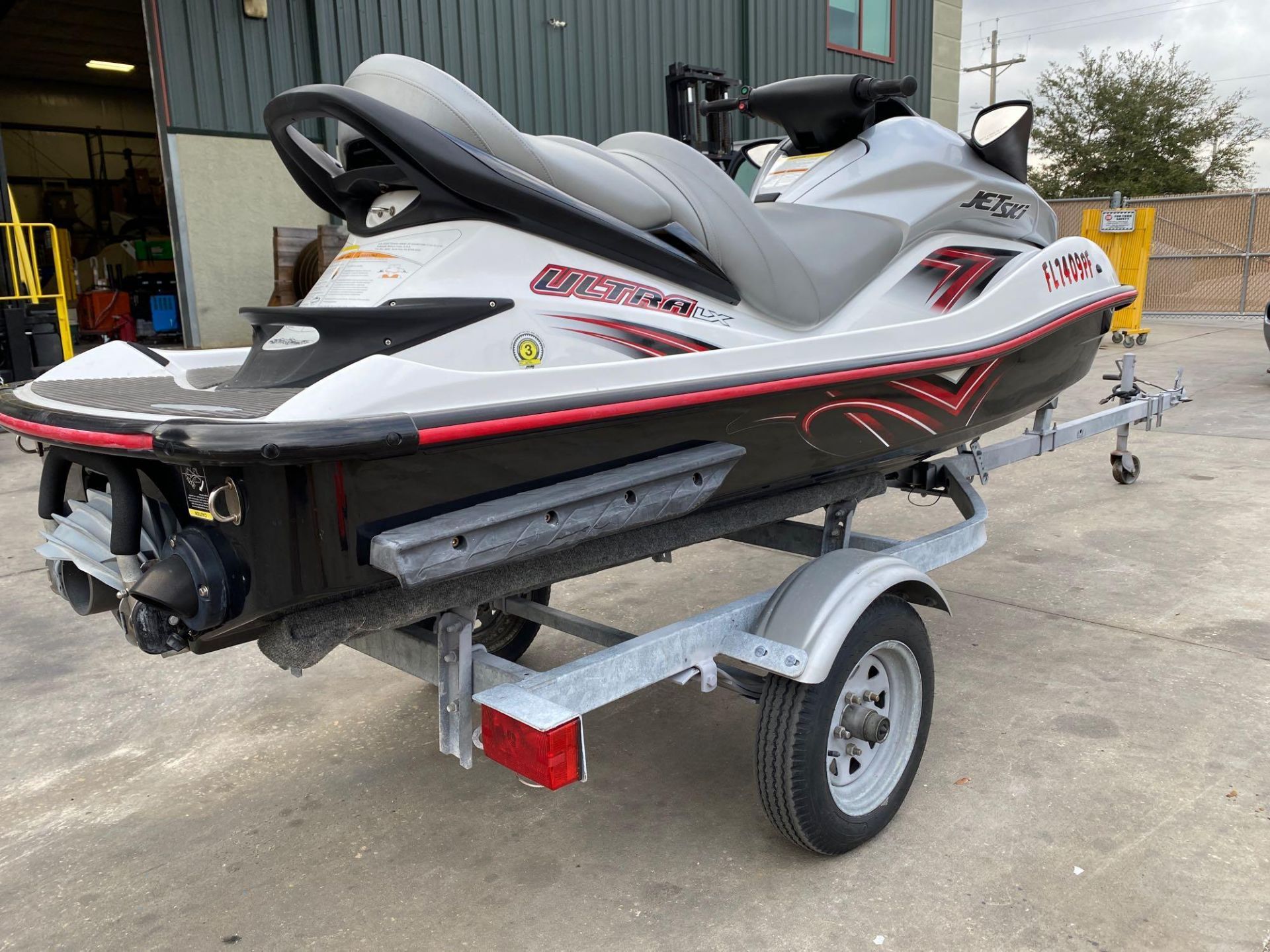 2011 KAWASAKI WAVERUNNER WITH TRAILER, RUNS AND OPERATES, 60 HRS SHOWING - Image 5 of 10