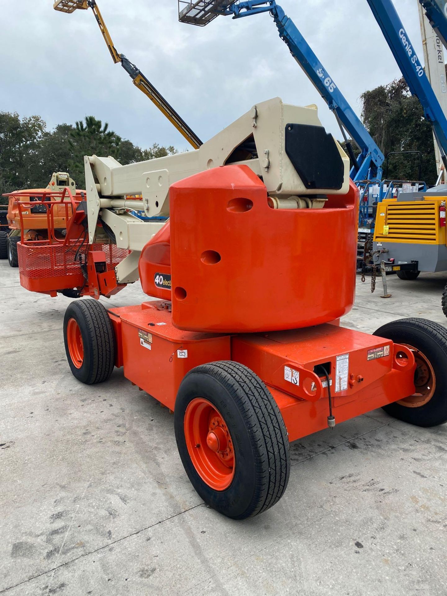 JLG 40 ELECTRIC MAN LIFT, FOAM FILLED TIRES, 40' PLATFORM HEIGHT, BUILT IN BATTERY CHARGER - Image 4 of 10