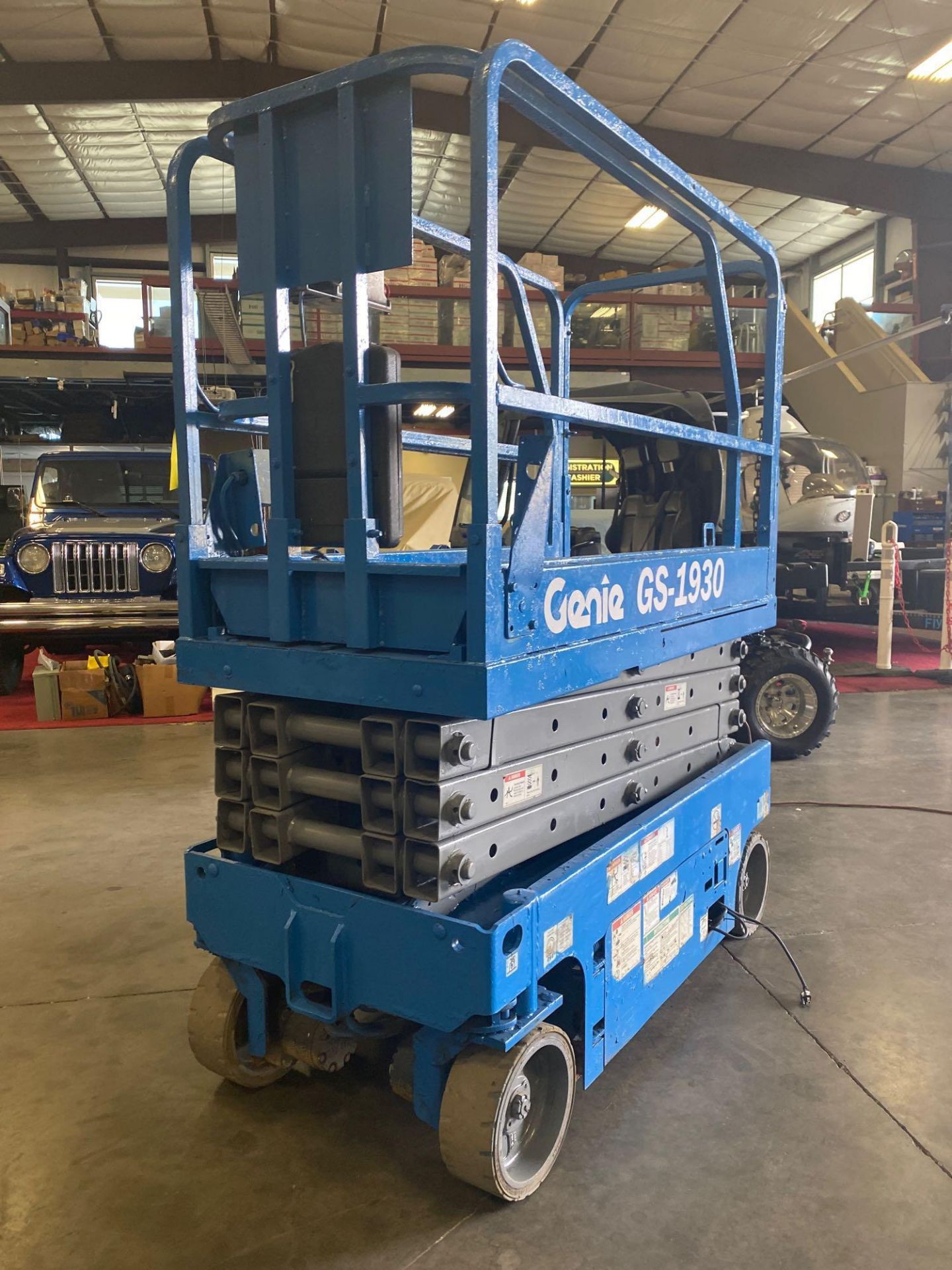 GENIE GS1930 SCISSOR LIFT, SELF PROPELLED, 19' PLATFORM HEIGHT, BUILT IN BATTERY CHARGER, SLIDE OUT - Image 3 of 5