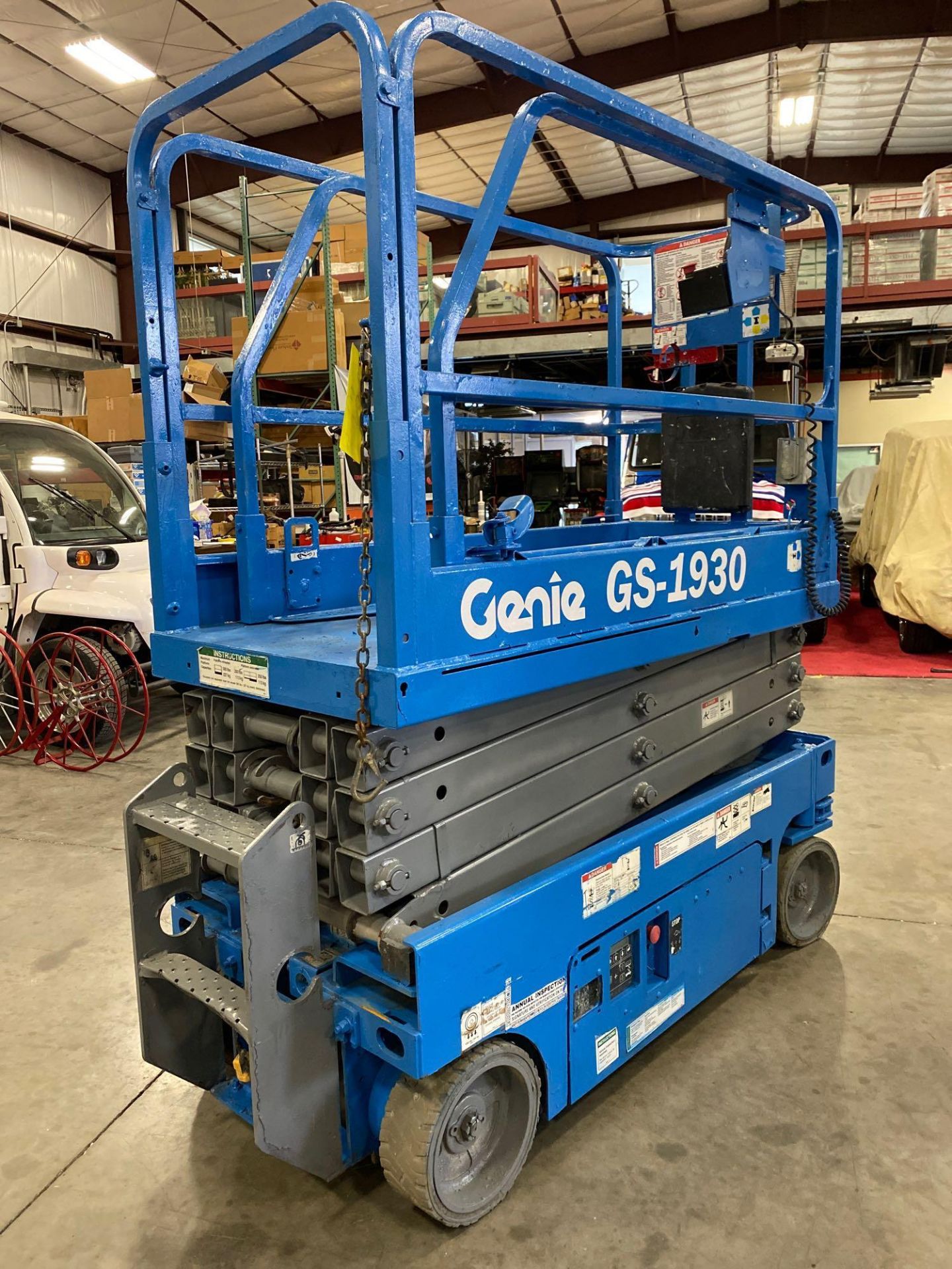 2013 GENIE GS1930 SCISSOR LIFT, SELF PROPELLED, 19' PLATFORM HEIGHT, BUILT IN BATTERY CHARGER, SLIDE - Image 2 of 6