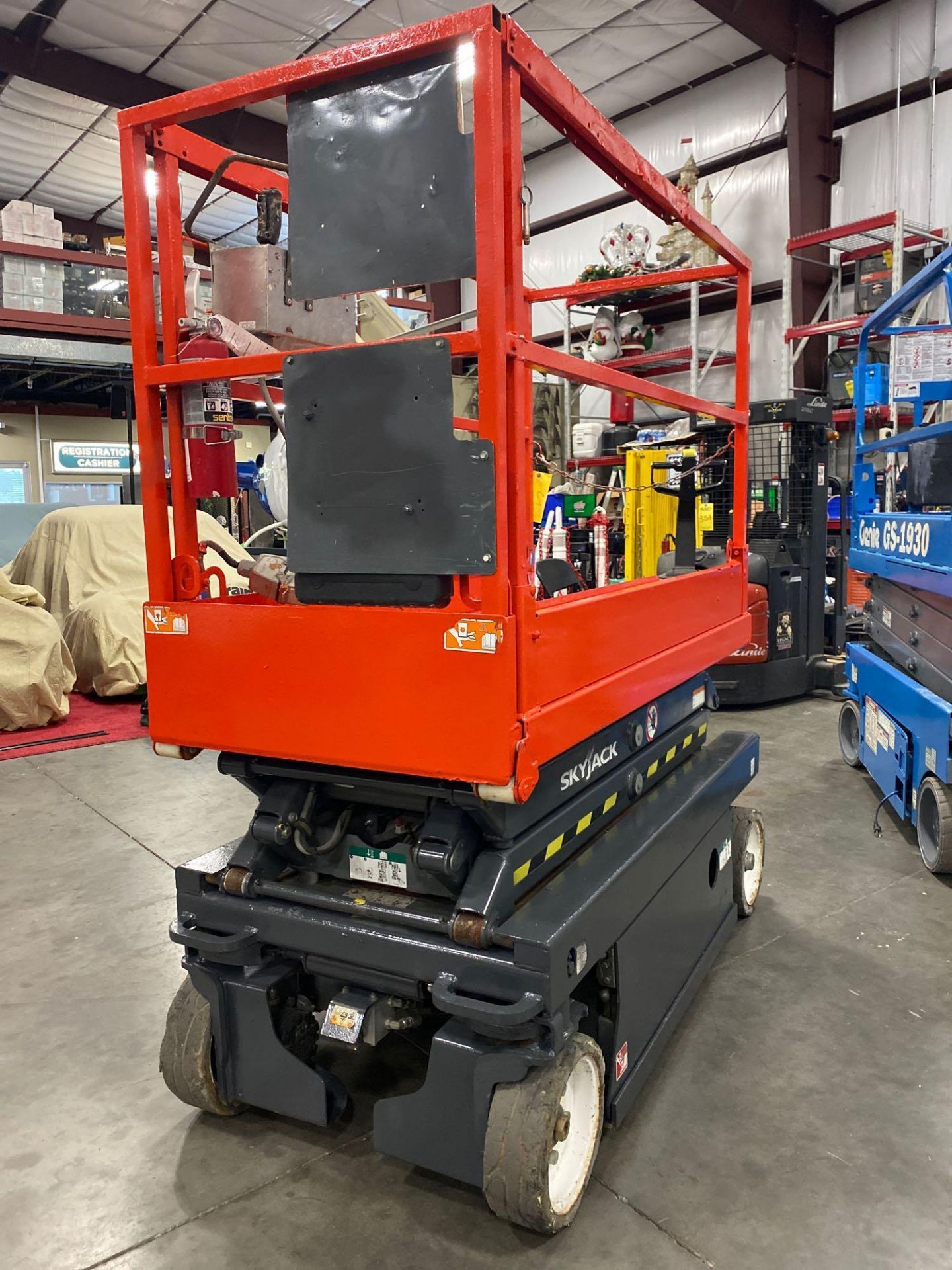 2015 SKYJACK SJIII - 3215 ELECTRIC SELF PROPELLED SCISSOR LIFT, BUILT IN BATTERY CHARGER, 600 LB CAP - Image 2 of 5