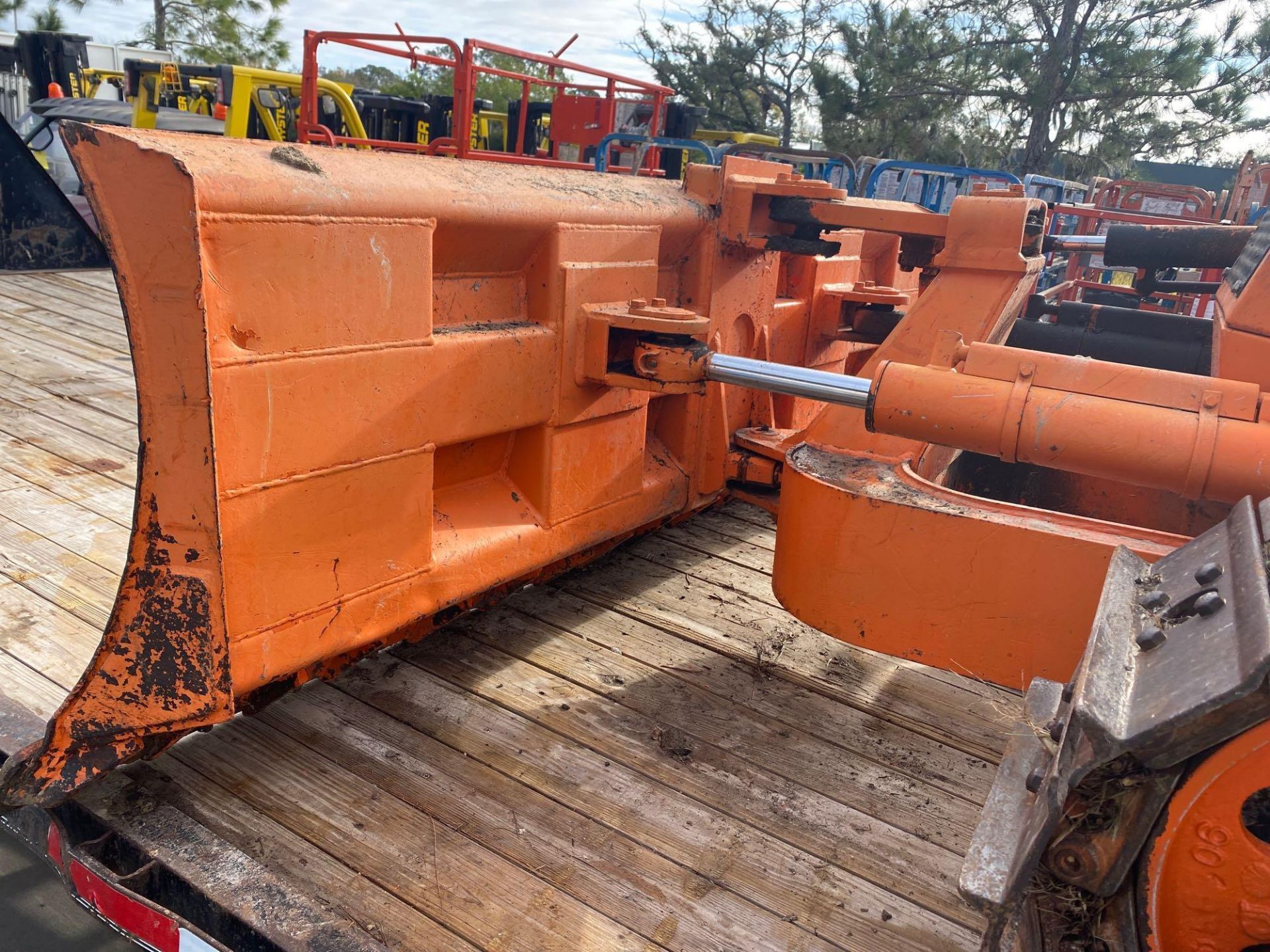 DD80L BULLDOZER, DIESEL, 19,000LB OPERATING WEIGHT, 6-WAY BLADES - Image 8 of 12