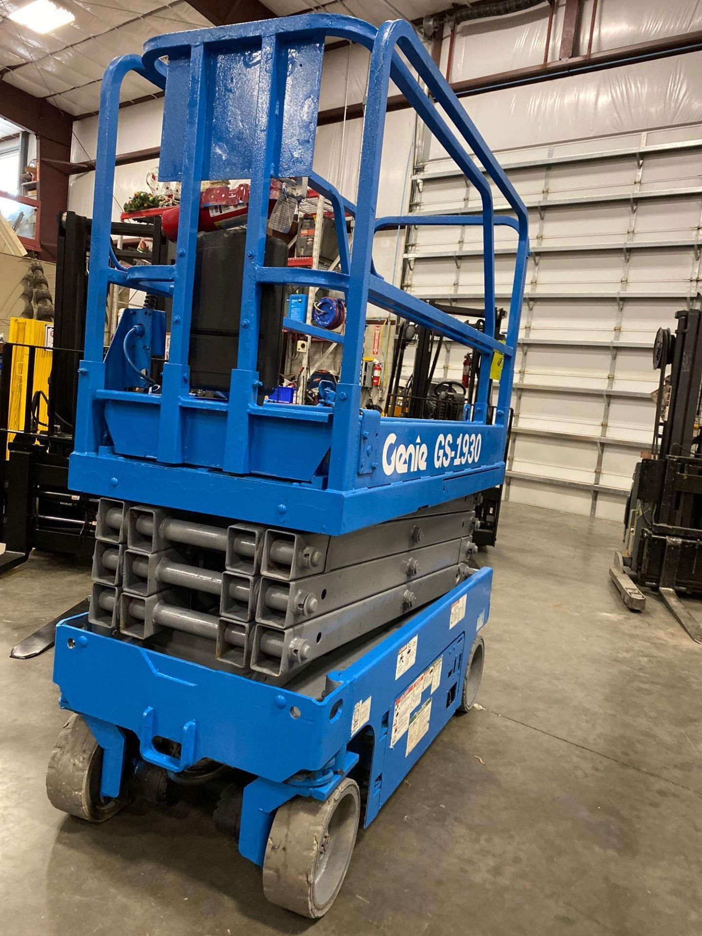 2013 GENIE GS-1930 ELECTRIC SCISSOR LIFT, 19' PLATFORM HEIGHT, SELF PROPELLED, BUILT IN BATTERY CHAR - Image 5 of 7