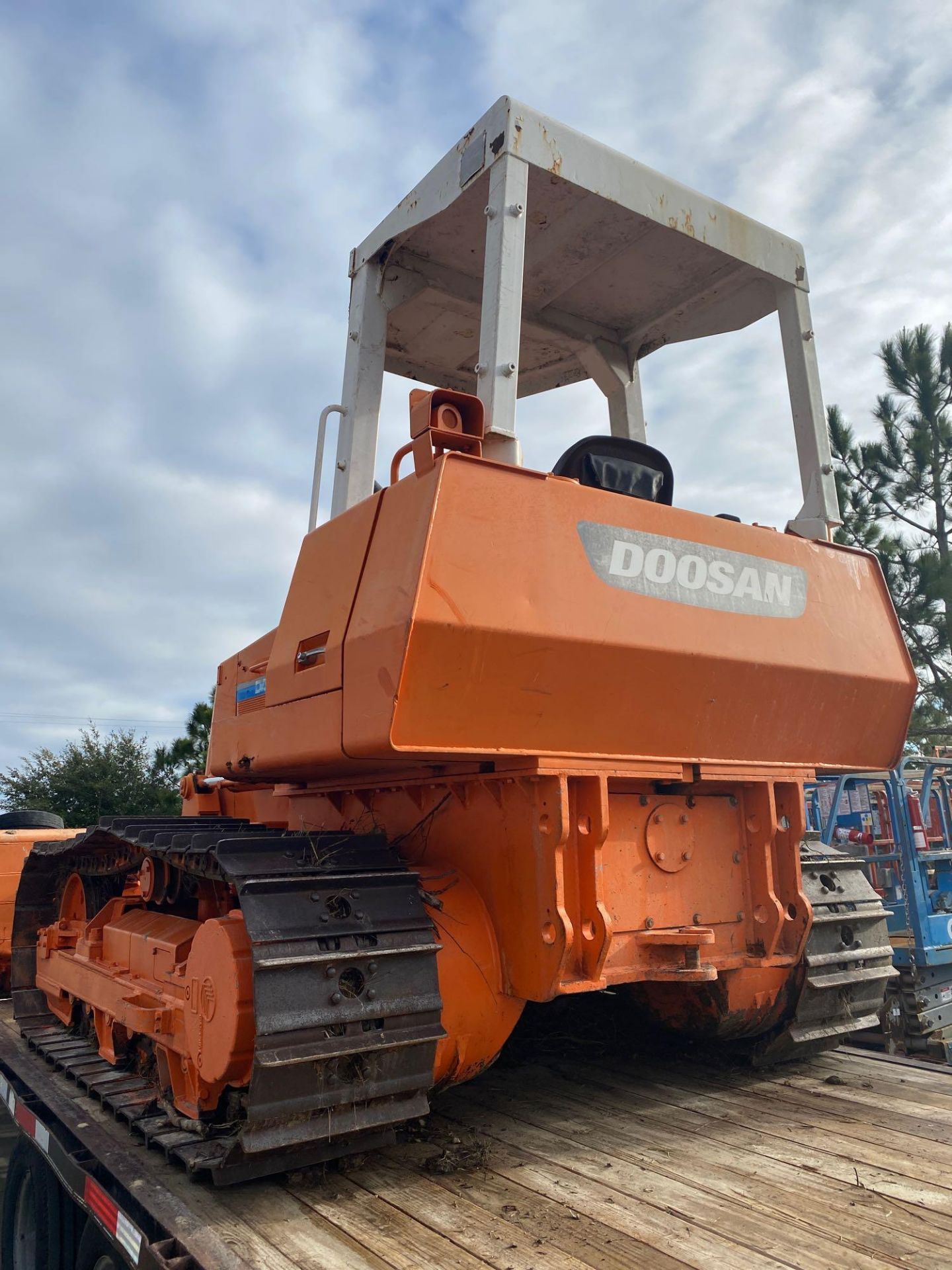 DD80L BULLDOZER, DIESEL, 19,000LB OPERATING WEIGHT, 6-WAY BLADES - Image 4 of 12