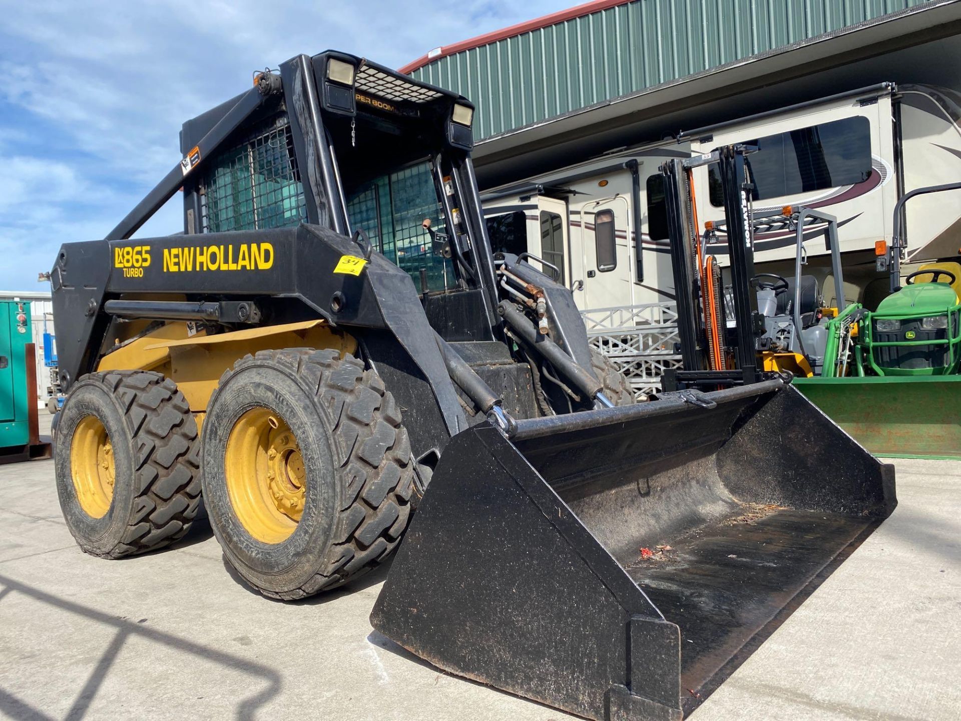 NEW HOLLAND LX865 TURBO DIESEL SKID STEER, BUCKET ATTACHMENT, RUNS AND OPERATES - Image 2 of 5