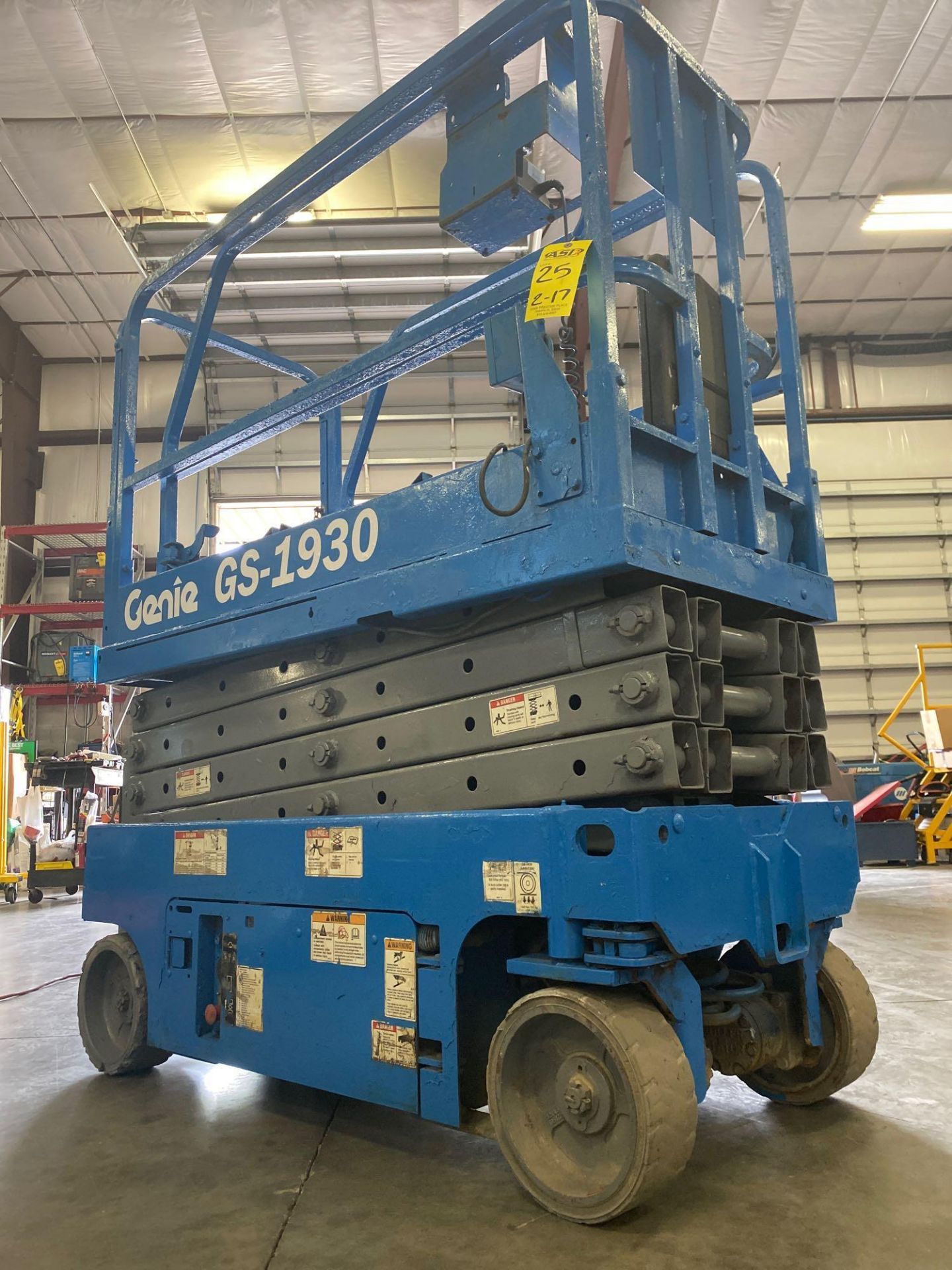 GENIE GS1930 SCISSOR LIFT, SELF PROPELLED, 19' PLATFORM HEIGHT, BUILT IN BATTERY CHARGER, SLIDE OUT - Image 4 of 5