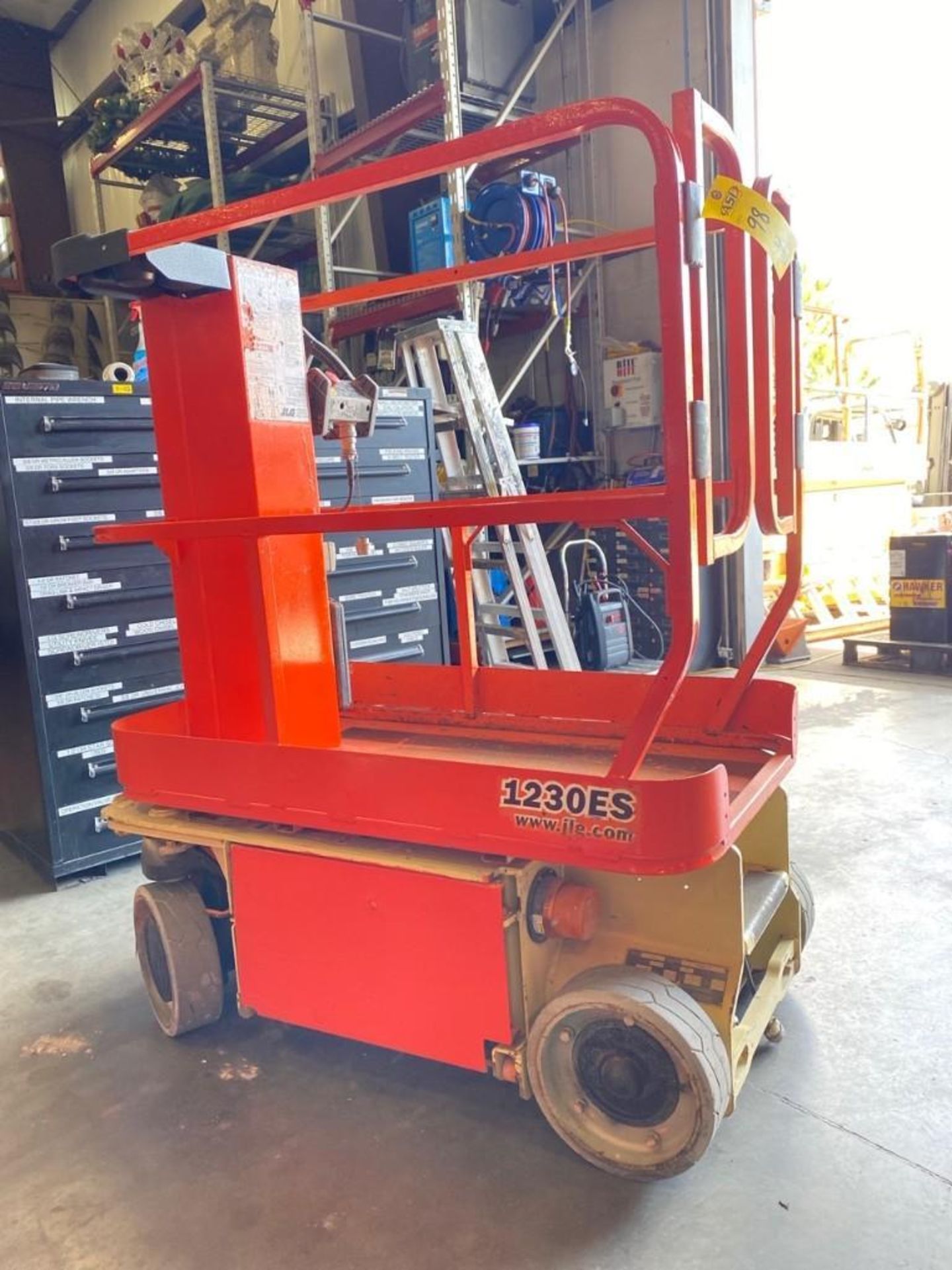 JLG ELECTRIC MAN LIFT MODEL 1230 ES, 12' PLATFORM HEIGHT, SELF PROPELLED, BUILT IN BATTERY CHARGER - Image 3 of 6