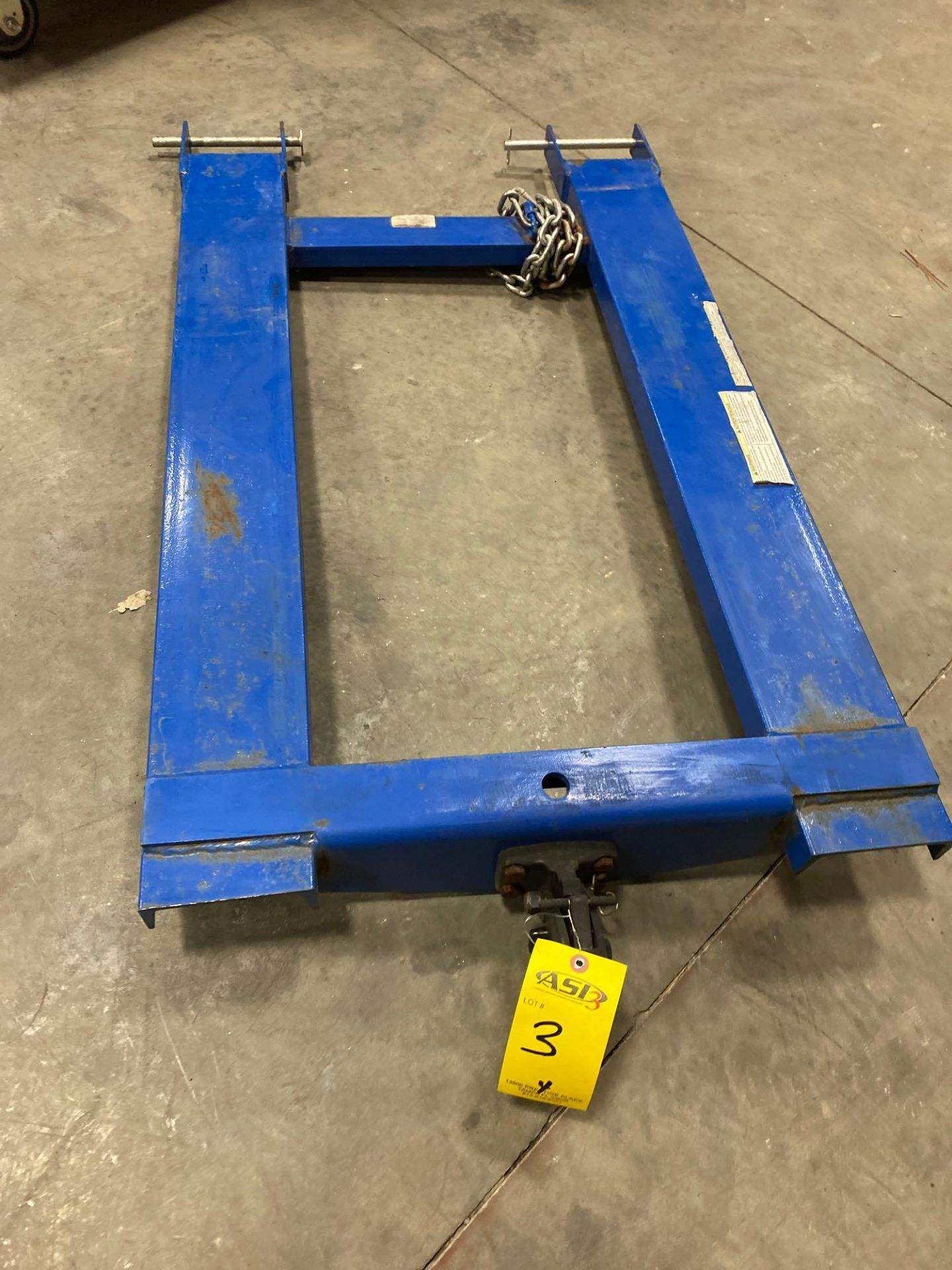 TOW HITCH FORKLIFT ATTACHMENT