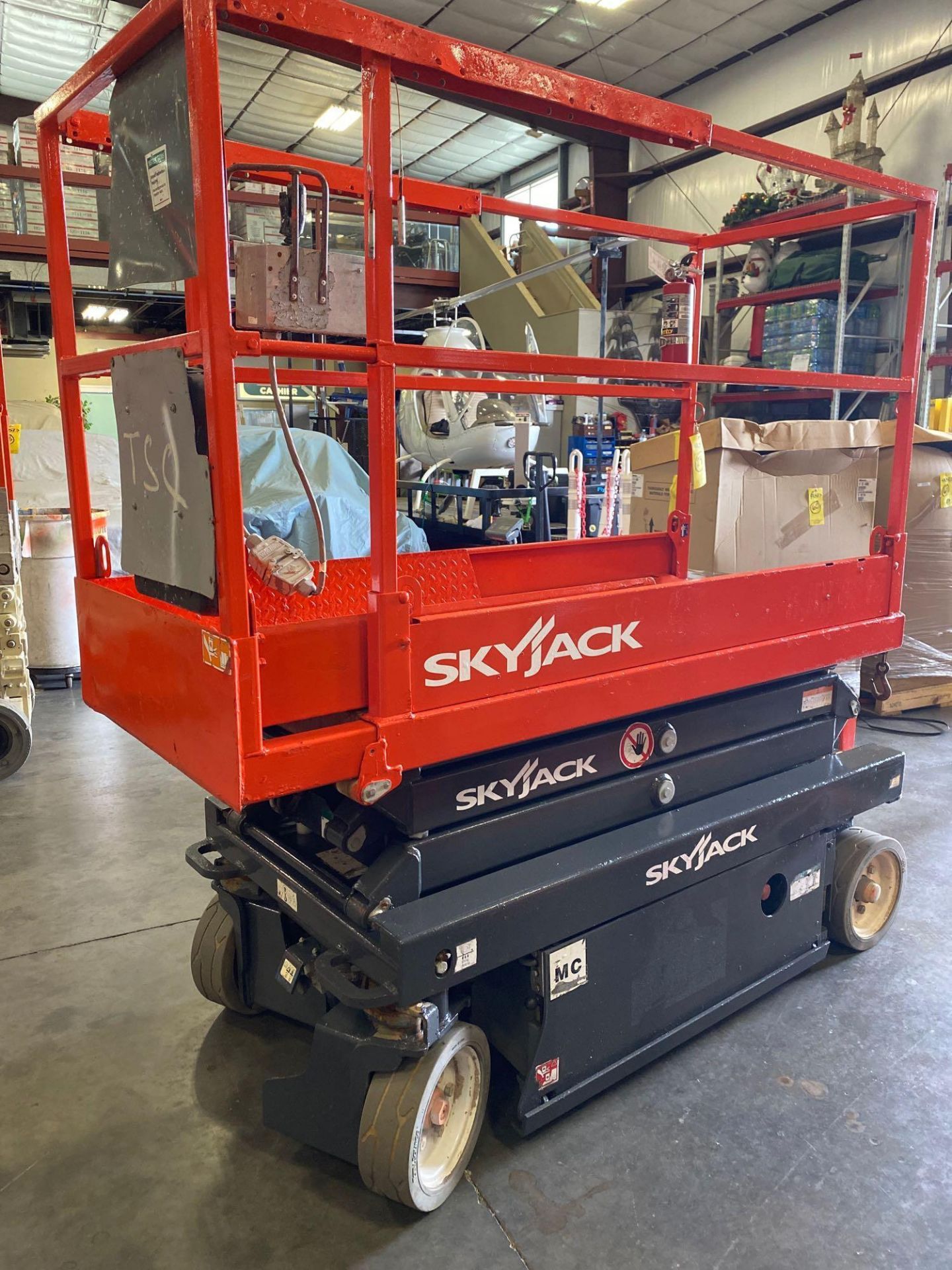 2015 SKYJACK SJIII-3215 ELECTRIC SCISSOR LIFT, SELF PROPELLED, BUILT IN BATTERY CHARGER, 15' PLATFOR - Image 3 of 11