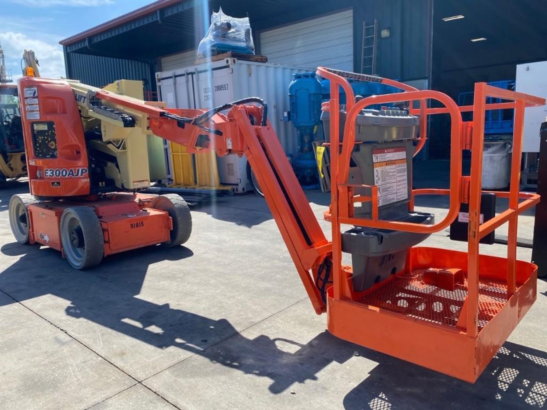 JLG E300JP ELECTRIC ARTICULATING MAN LIFT, NON MARKING TIRES, BUILT IN BATTERY CHARGER, 1,247 HR - Image 8 of 30