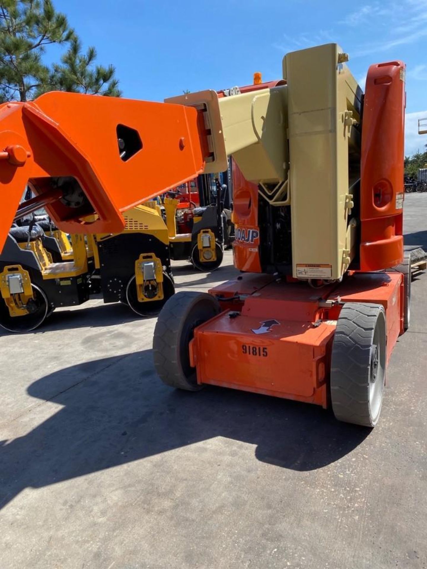 JLG E300JP ELECTRIC ARTICULATING MAN LIFT, NON MARKING TIRES, BUILT IN BATTERY CHARGER, 1,247 HR - Image 12 of 30